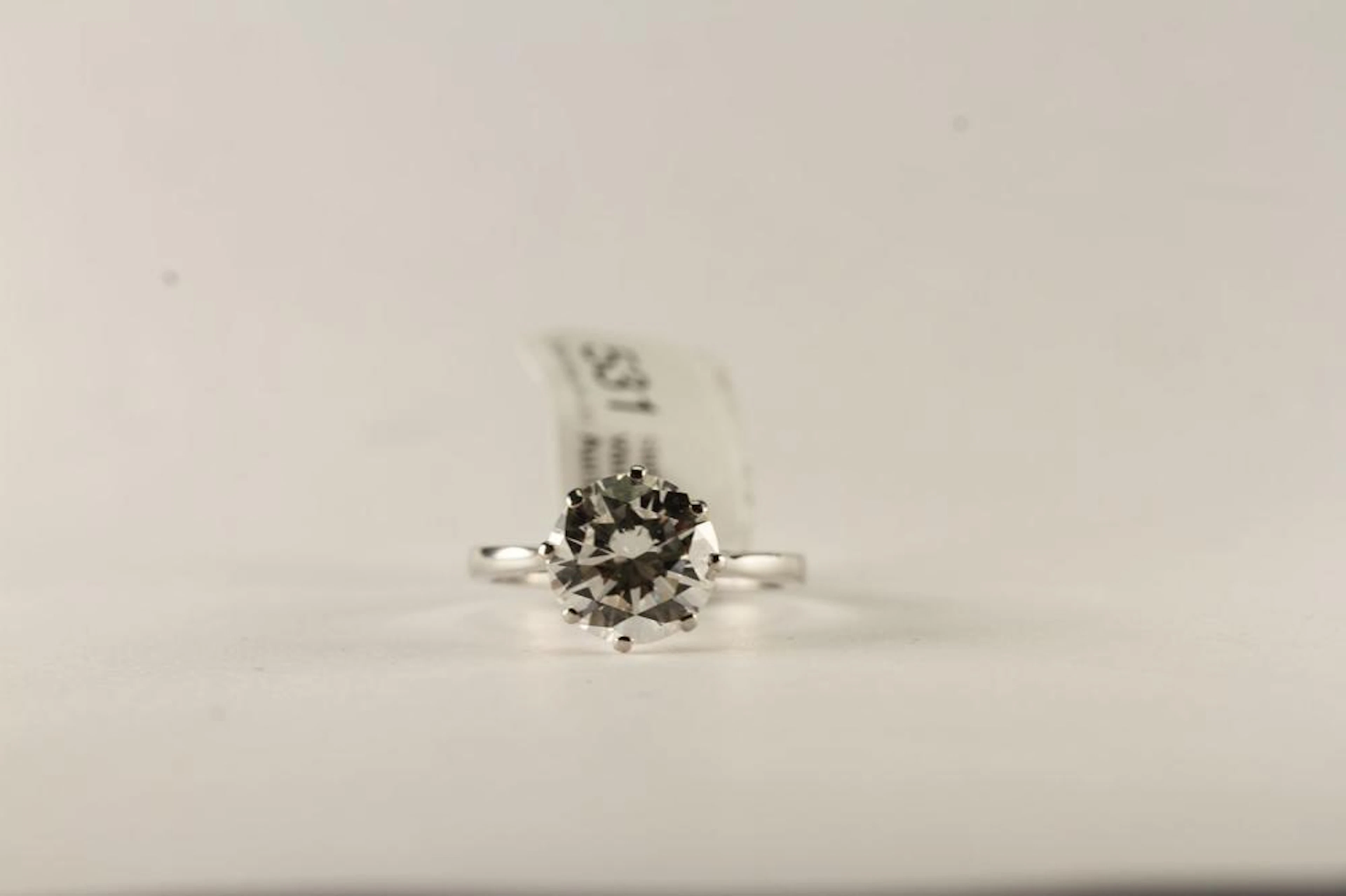 18CT WHITE GOLD ROUND BRILLIANT CUT DIAMOND RING ESTIMATED AS 2.54CT
