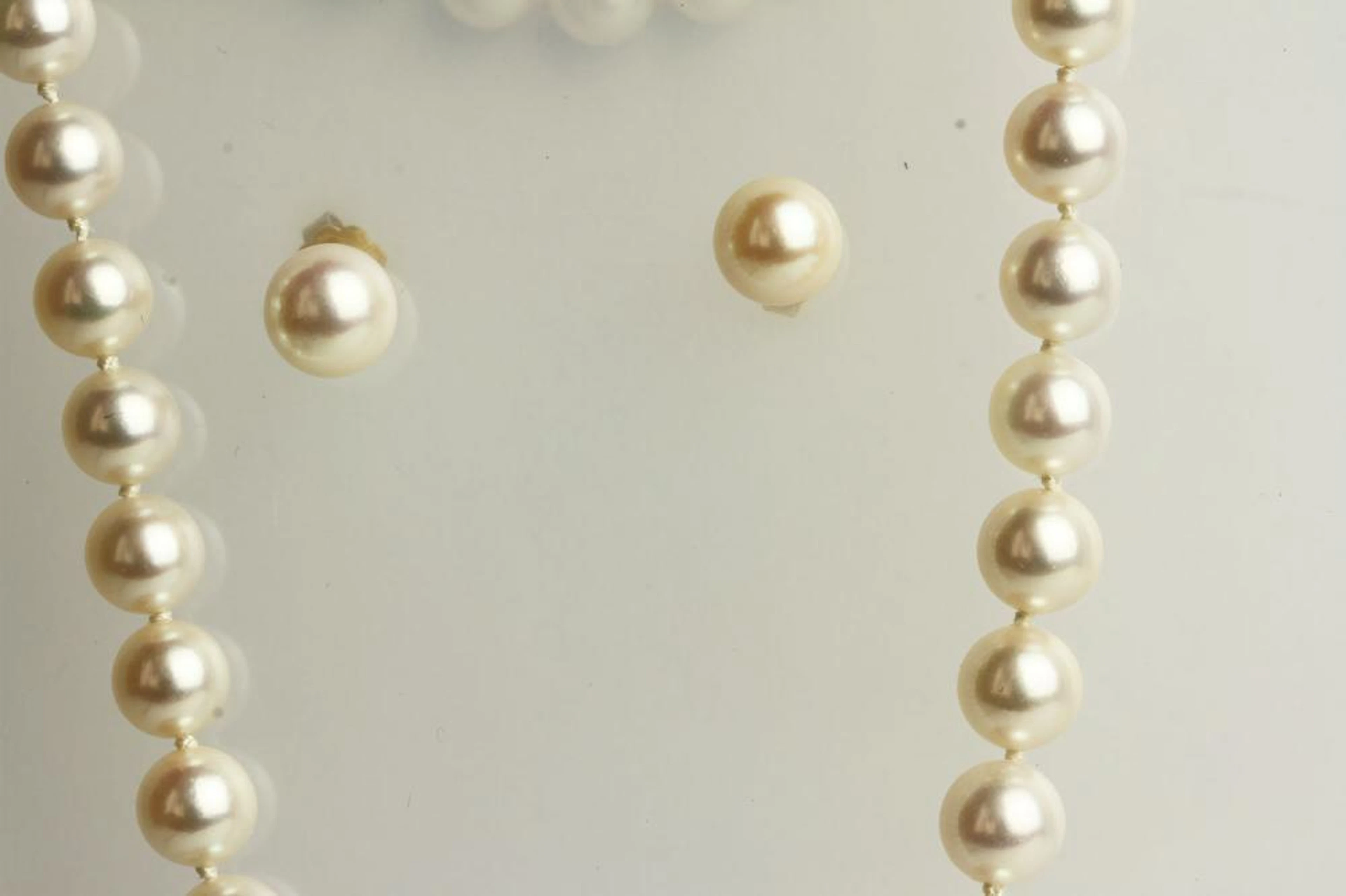 18CT STUD EARRING AND AKOYA PEARL NECKLACE SET