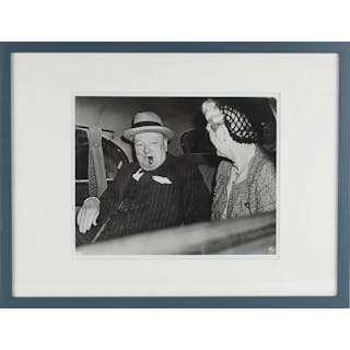Originalt s/h pressefotografi af Winston Churchill og frue