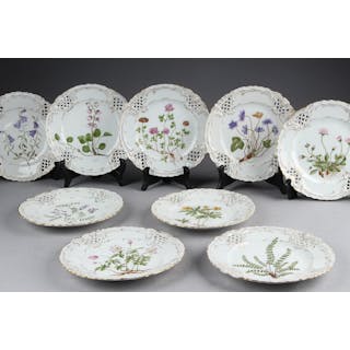 Ni tyske tallerkener med blomstermalerier i Flora Danica-stil, 1800-tallet (9)