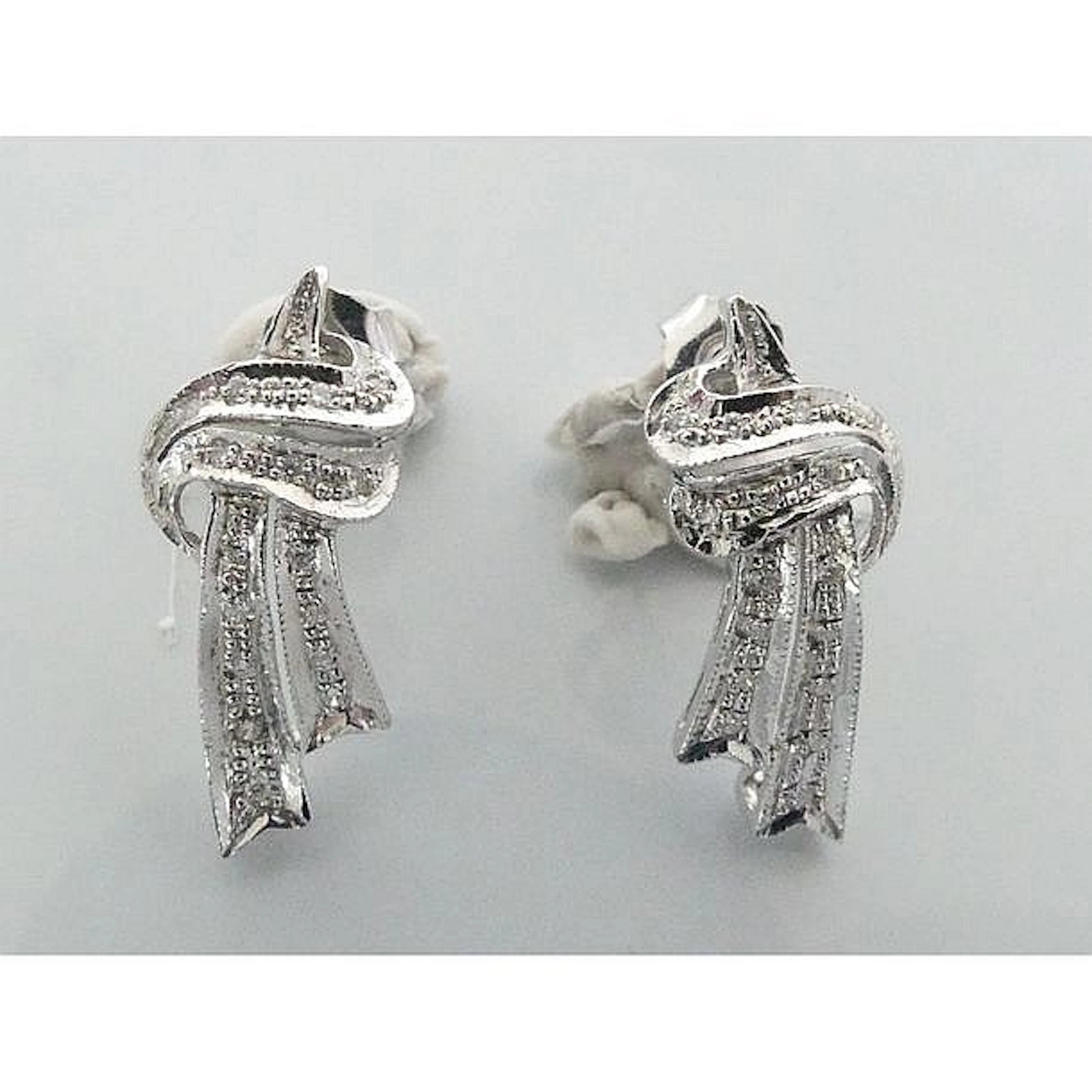 PAIRE DE BOUCLES D?OREILLES en or blanc 750°/°° ornées d?un n?ud de ruban s