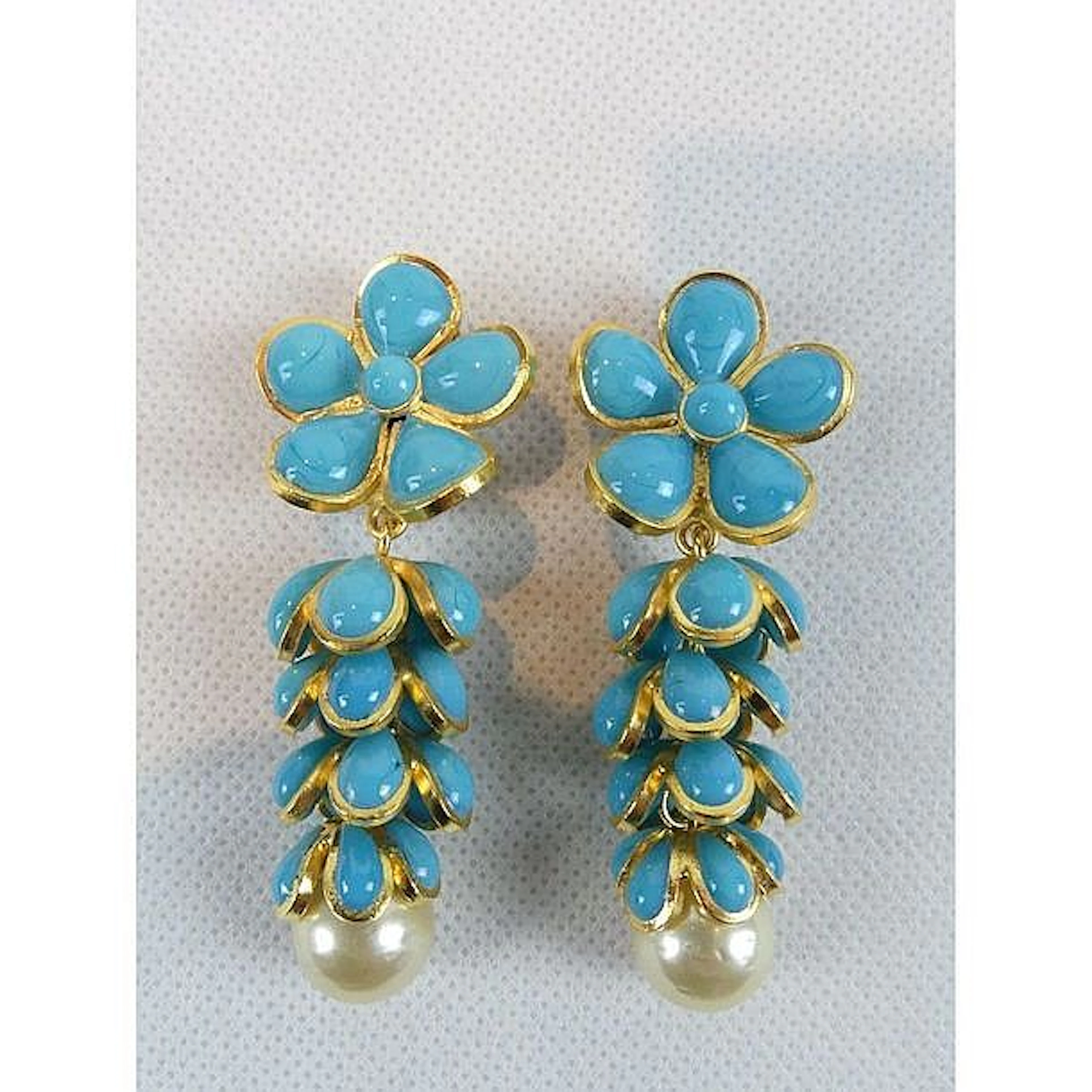 CHANEL. Pendants d?oreilles clips Houblon émaillés turquoise ornés de perle