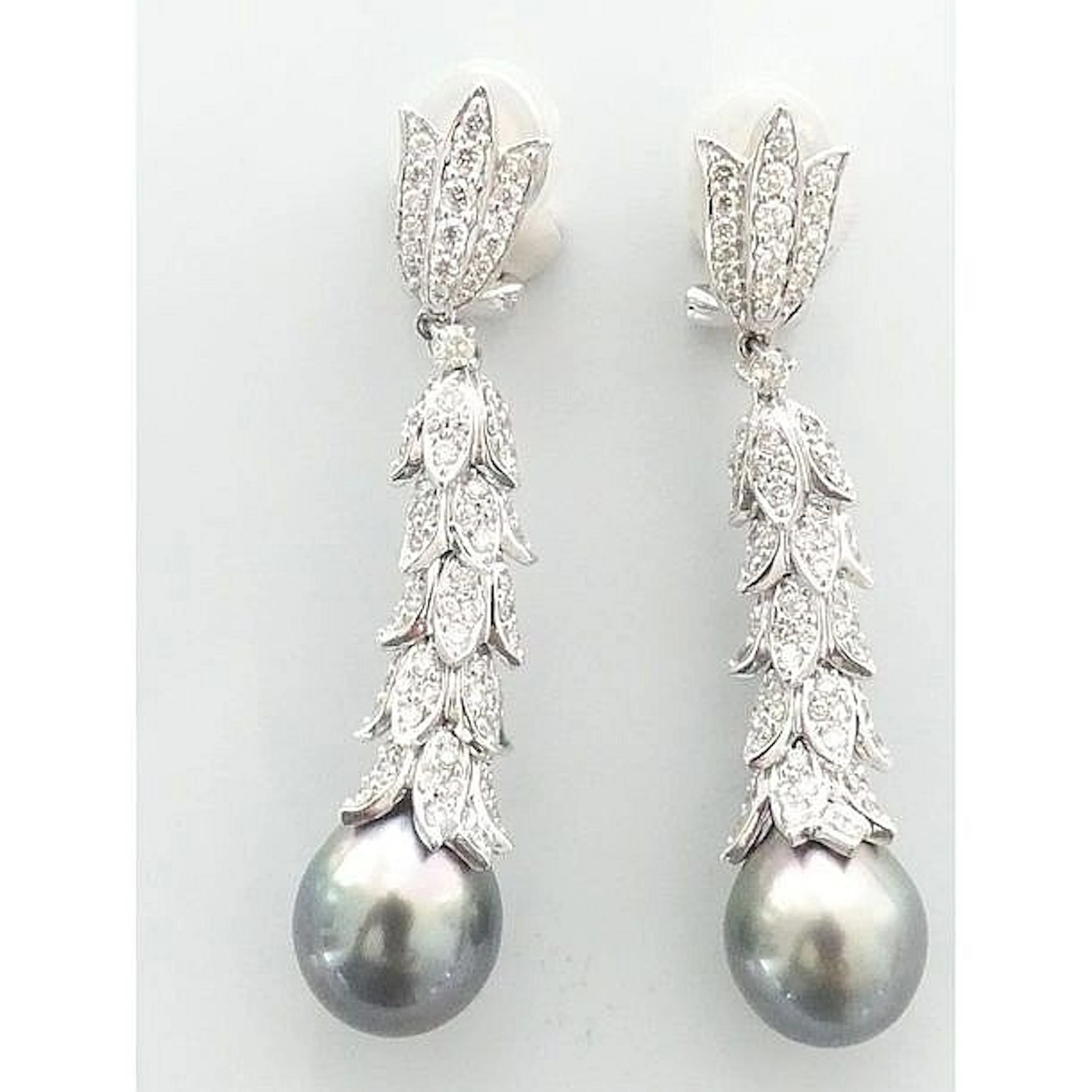 PAIRE DE BOUCLES D?OREILLES pendant en or blanc 750°/°° ornés d?une perle g