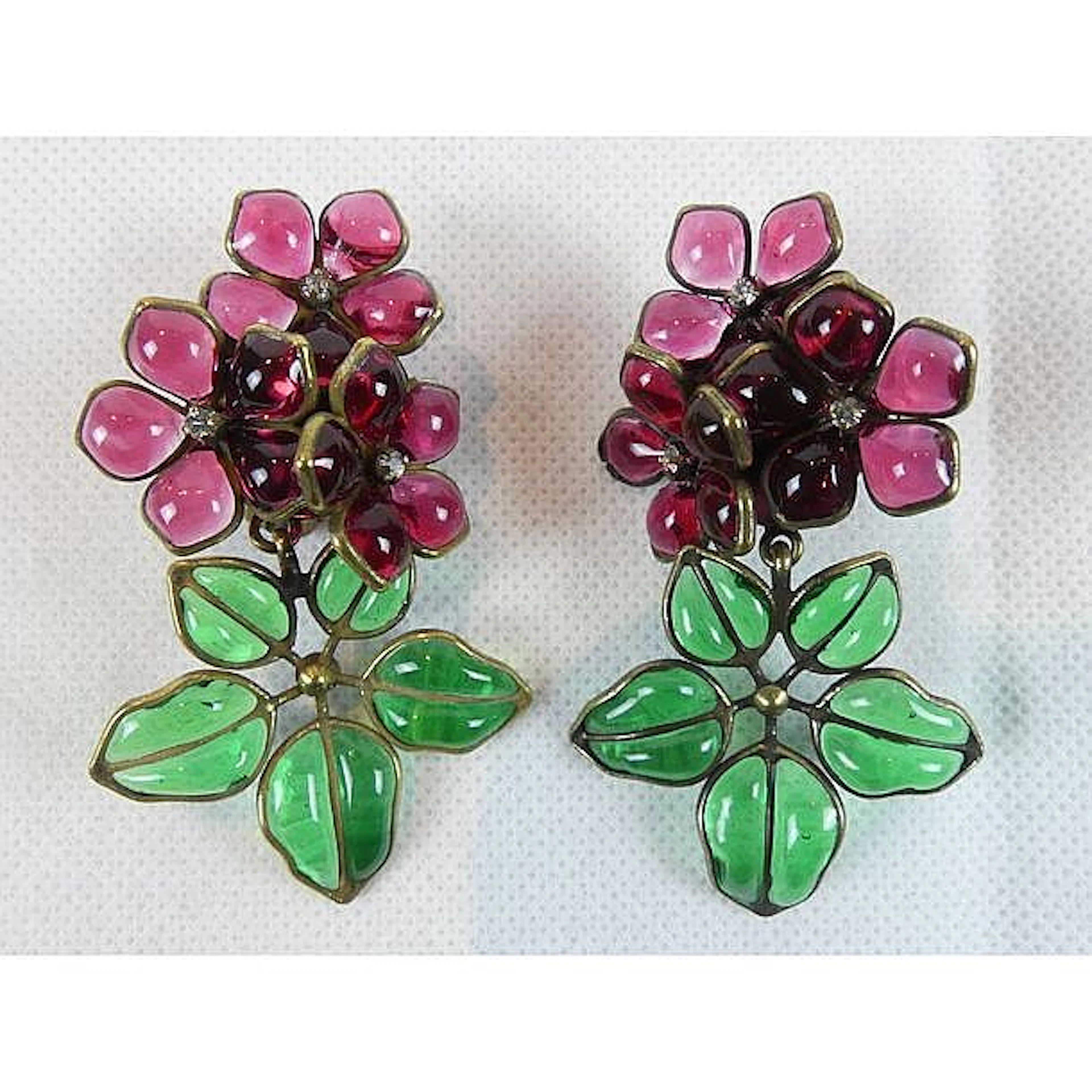 CHANEL. Paire de boucles d?oreilles clips en métal doré ornées de 3 fleurs