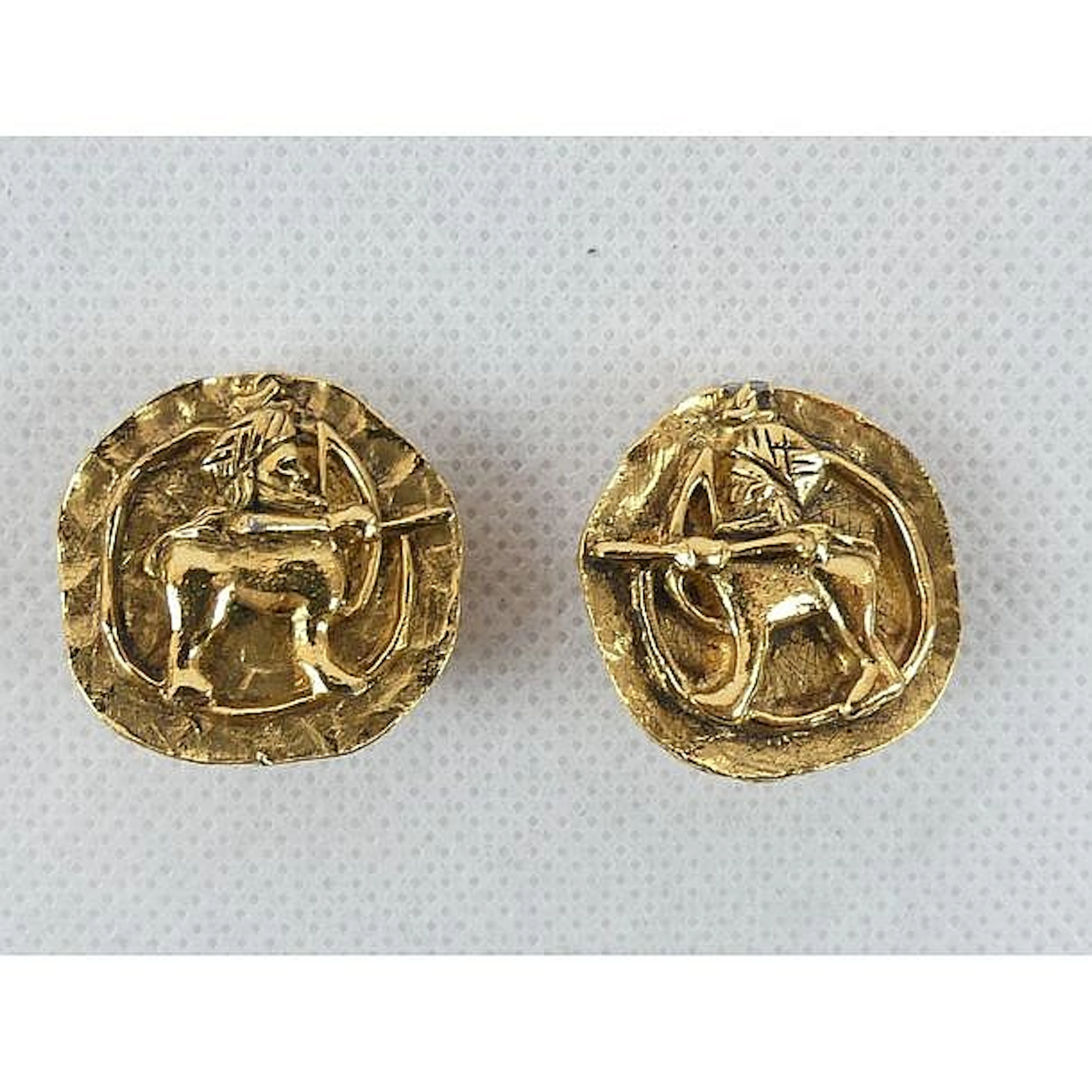 CHANEL 1984. Paire de boucles d?oreilles en métal doré.