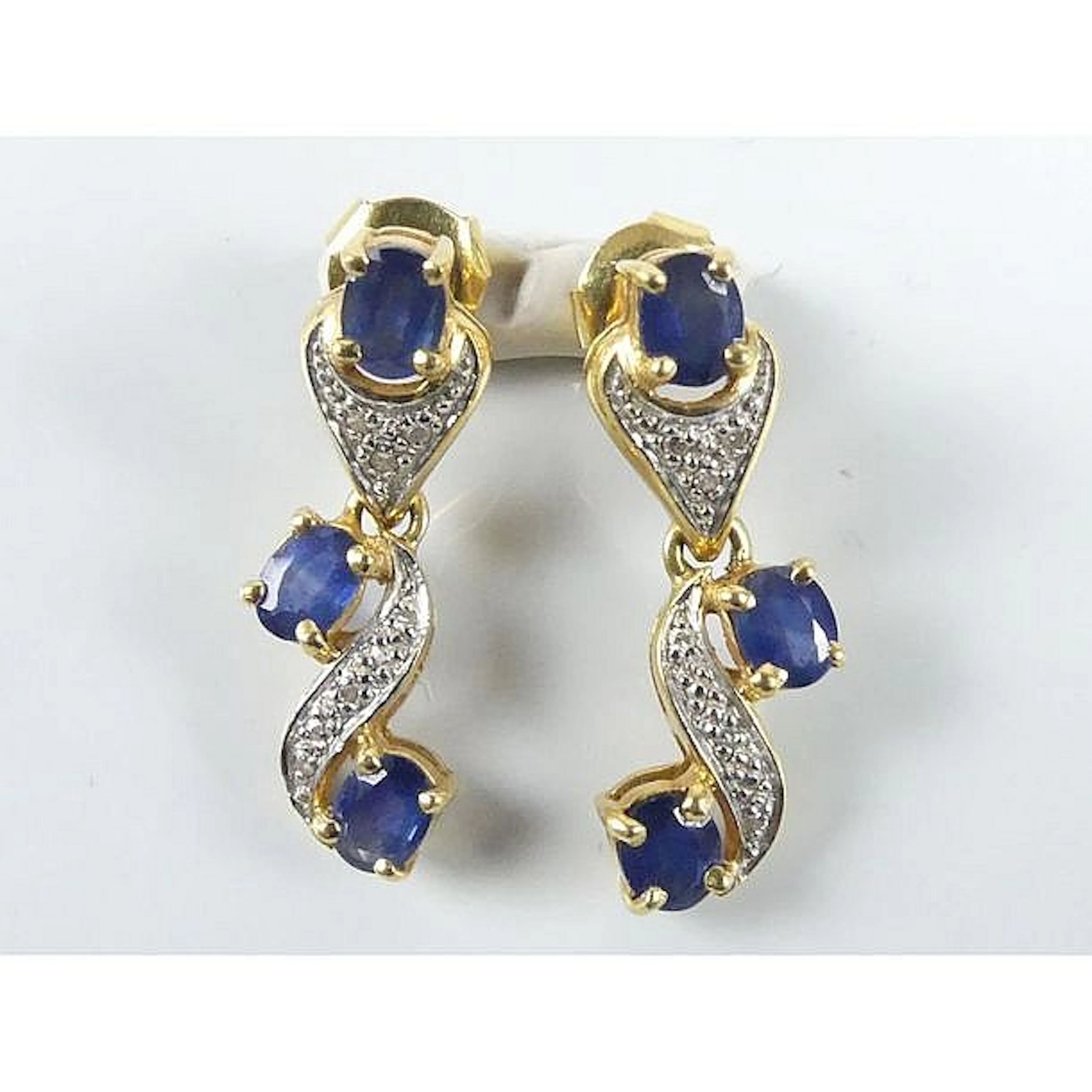 PAIRE DE BOUCLES D?OREILLES en or jaune 750°/°° ornées de 3 saphirs ovales