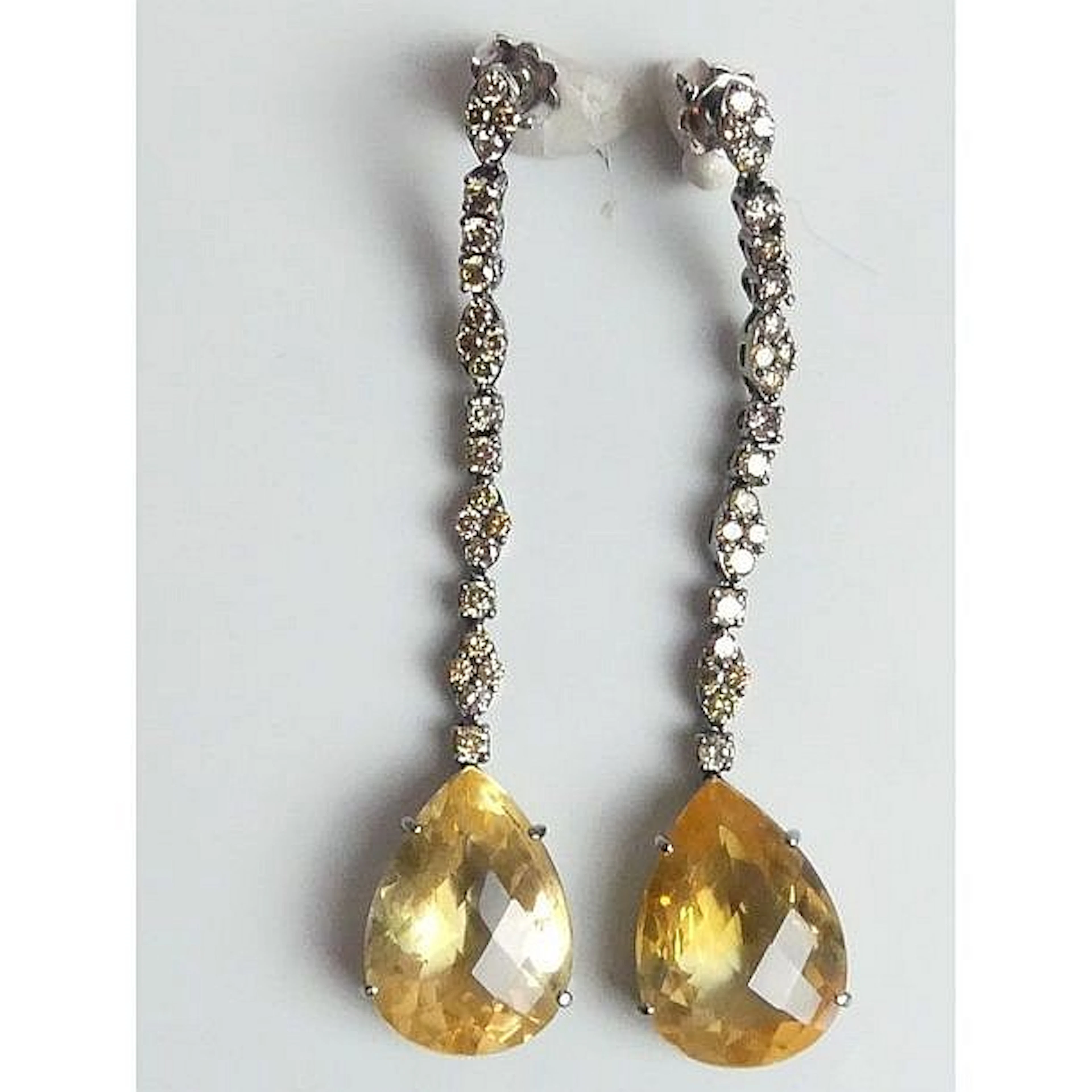 PAIRE DE BOUCLES D?OREILLES pendants en or noirci 750°/°° ornées d?une citr