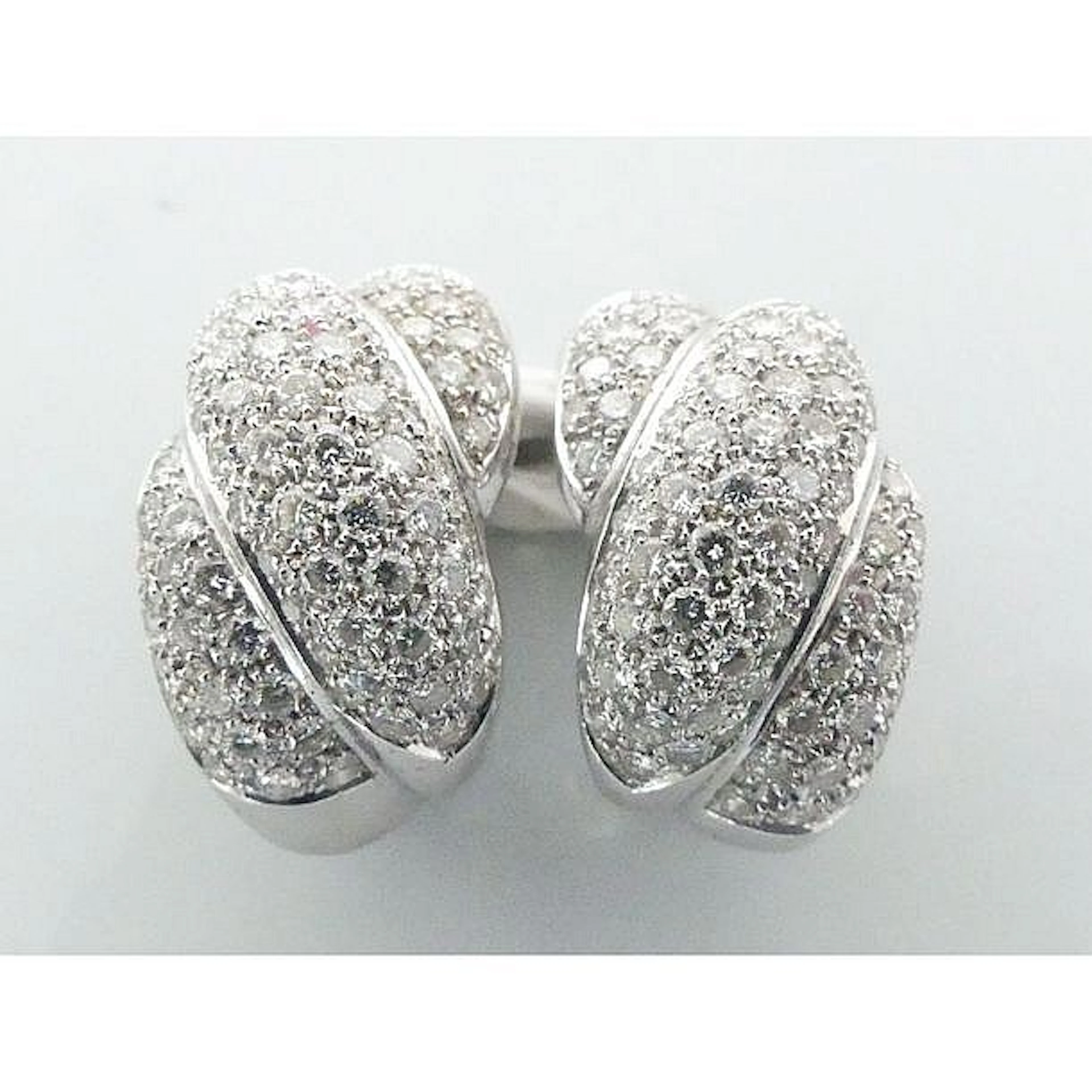 PAIRE DE BOUCLES D?OREILLES en or blanc 750°/°° à 3 joncs entrelacés pavés