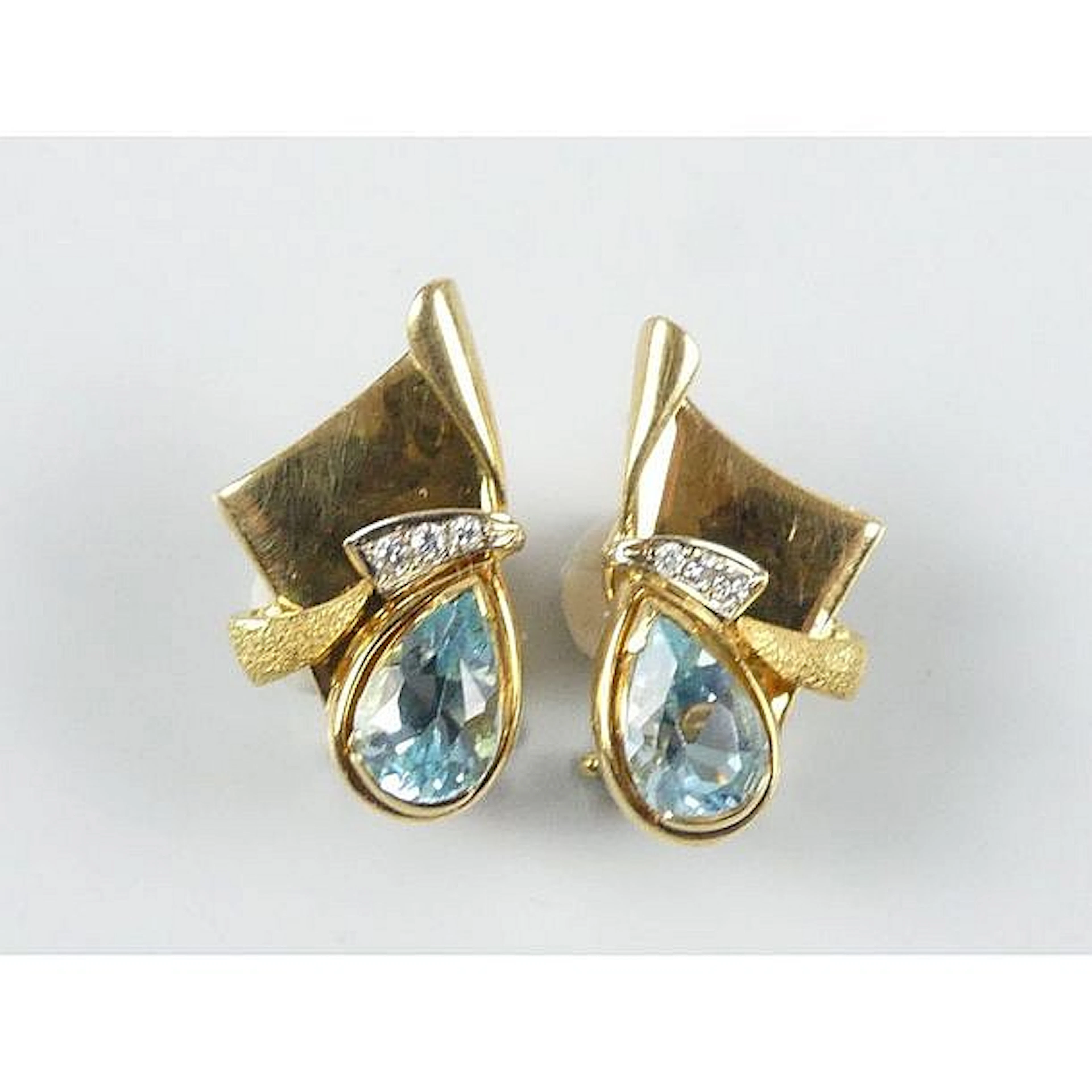 PAIRE DE BOUCLES D?OREILLES en or jaune 750°/°° ornées d?une topaze poire é