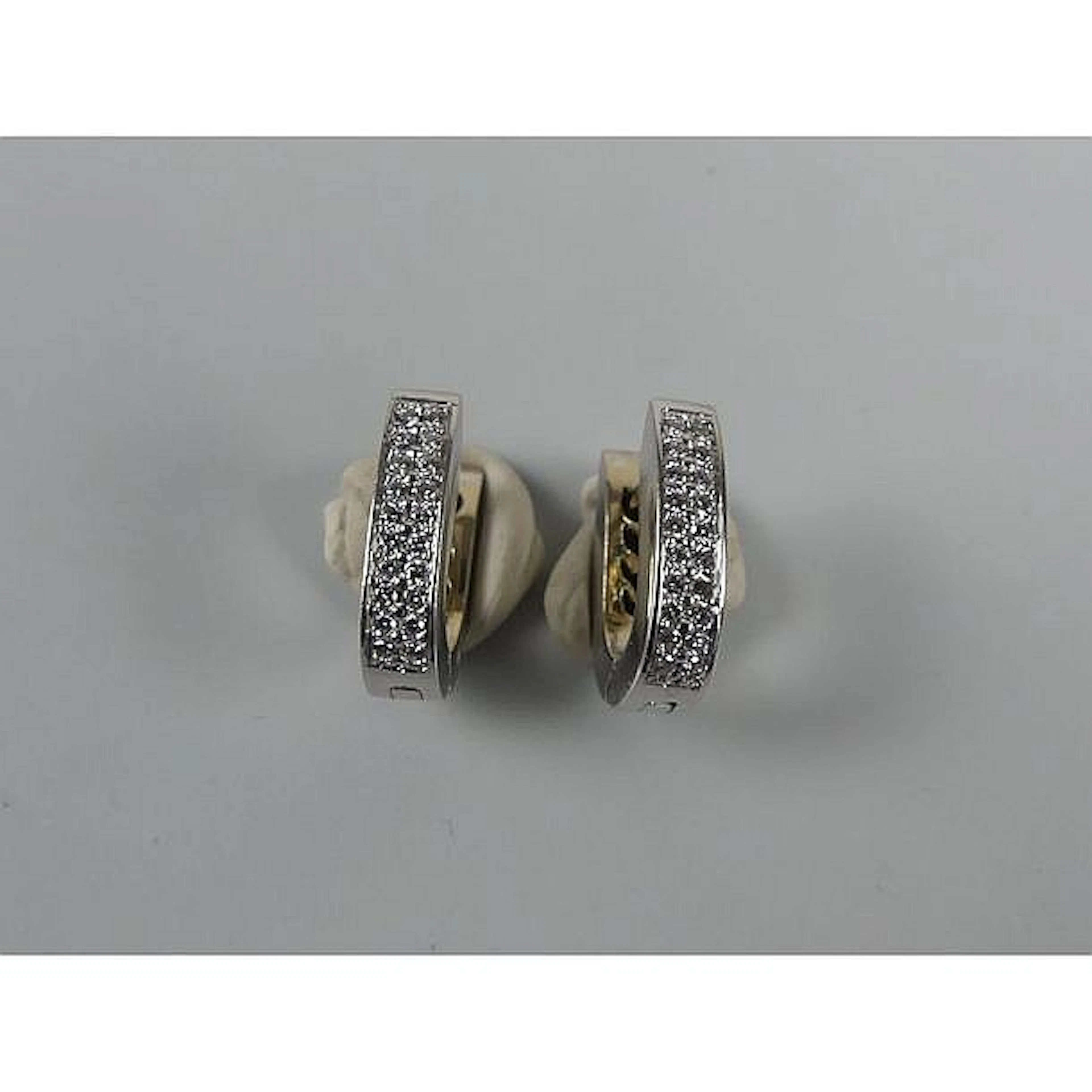 PAIRE DE BOUCLES D?OREILLES joncs en or blanc 750°/°° ornées de 2 lignes de