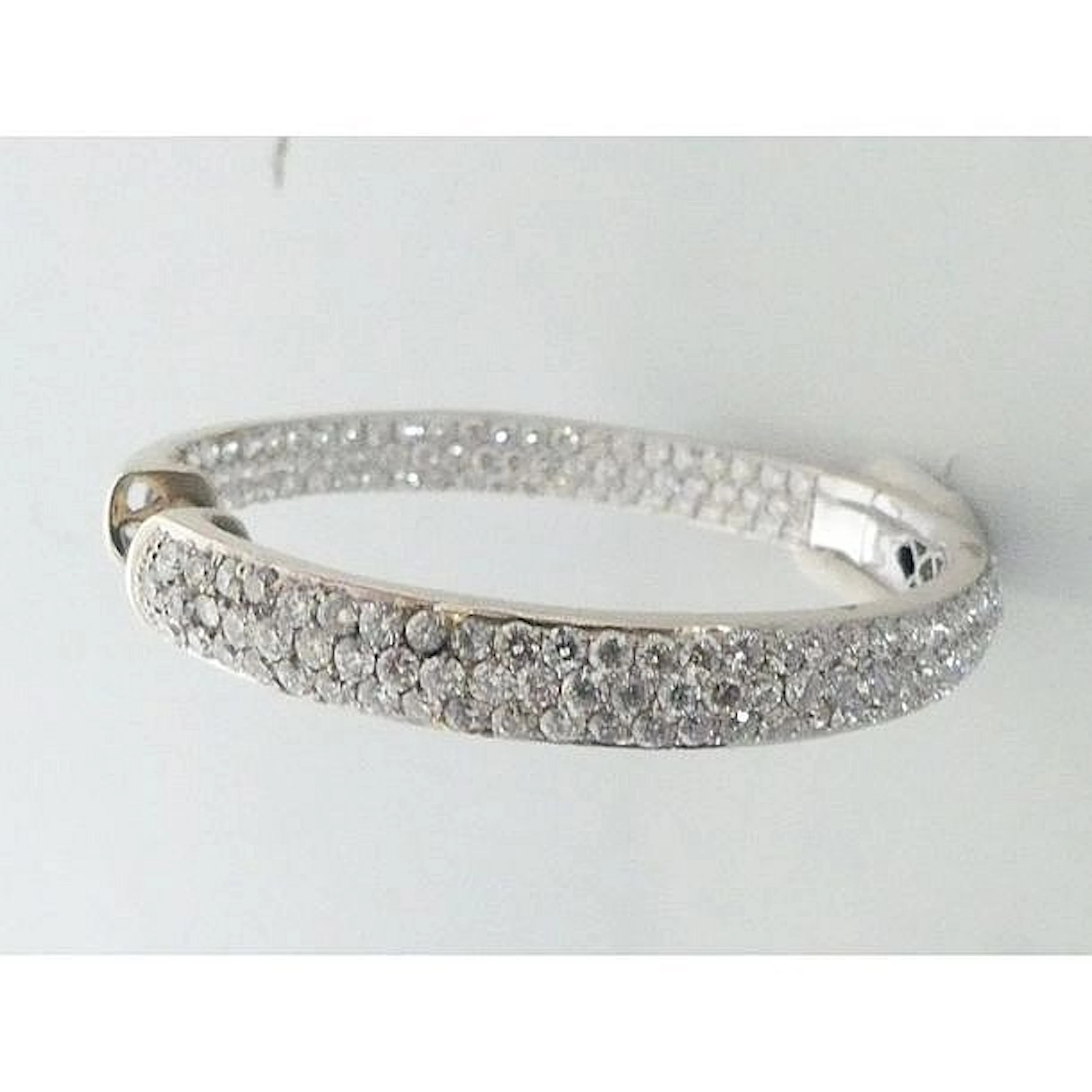1 BOUCLE D?OREILLE jonc en or blanc 750°/°° ornée d?un pavage de diamants p