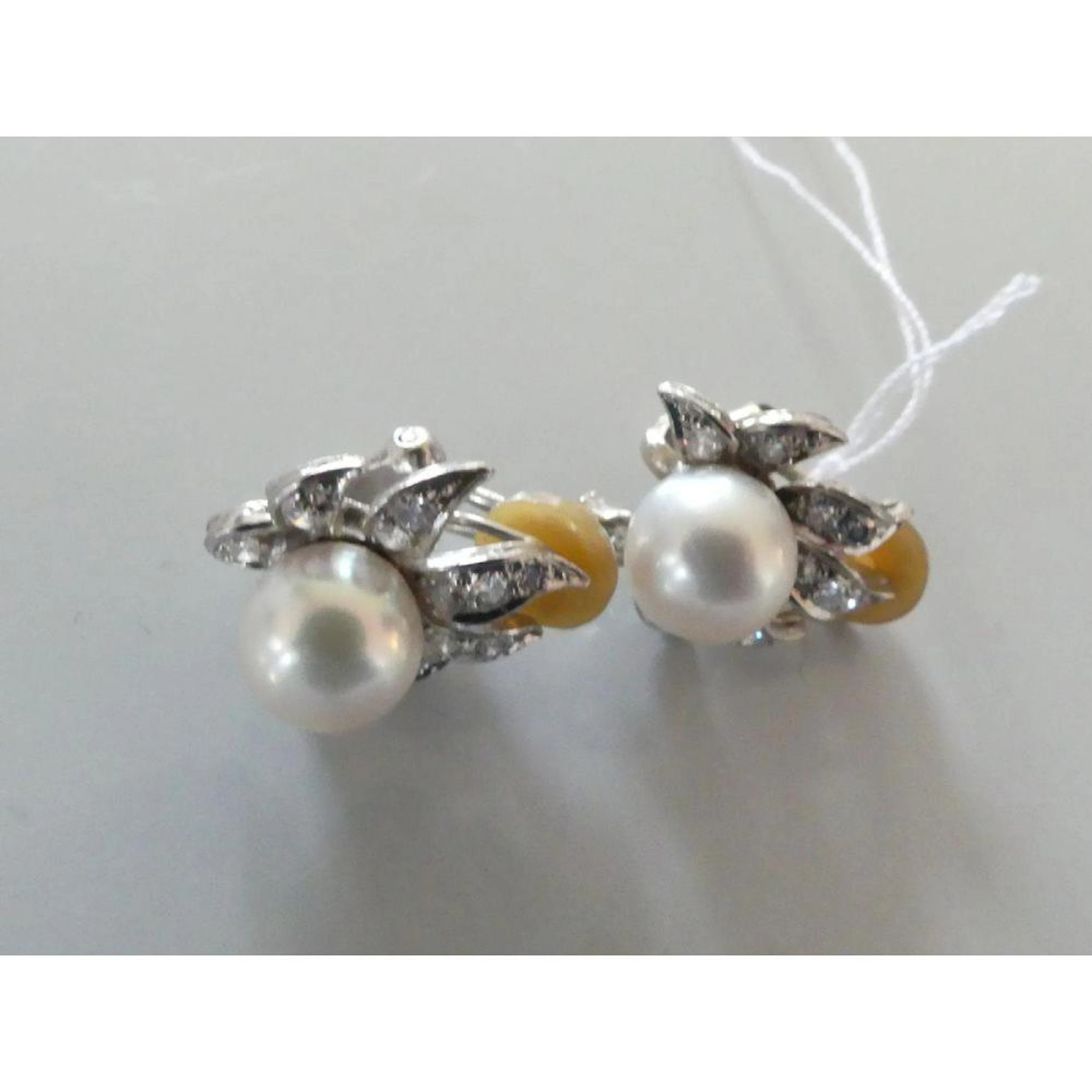PAIRE DE CLIPS D?OREILLES en or blanc 750°/°° ornés d?une...