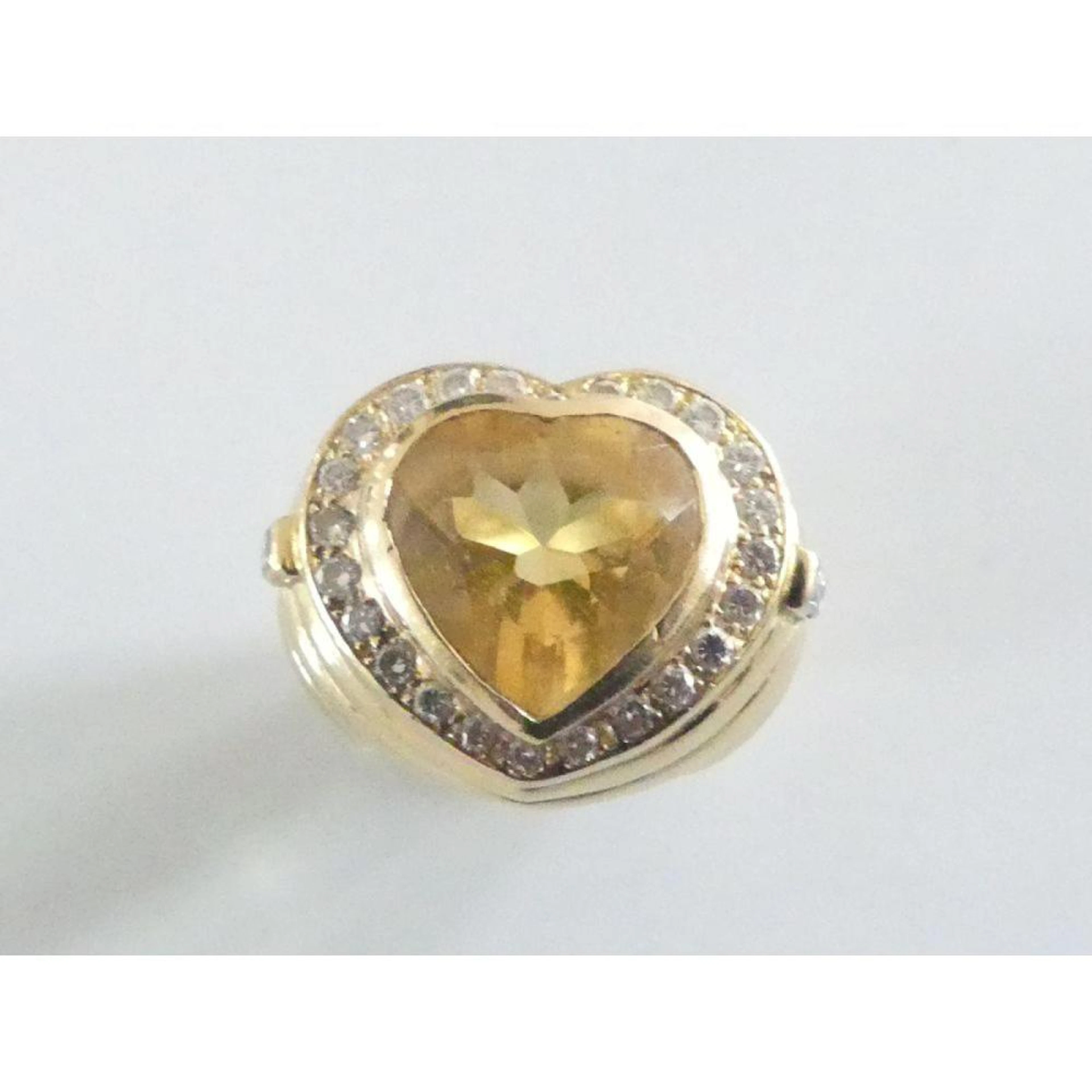 BAGUE c?ur en or jaune 750°/°° godronné serti clos d?une...