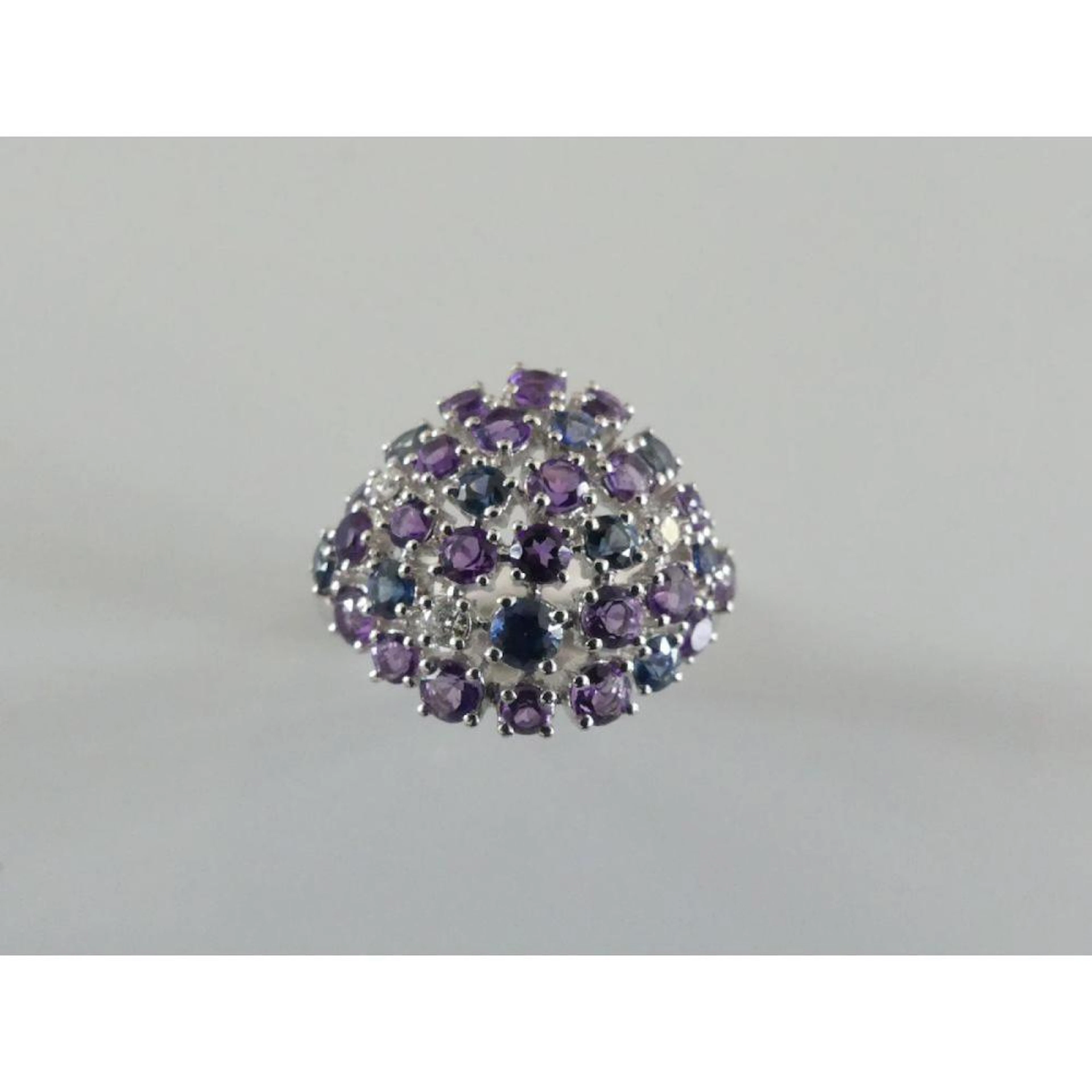 BAGUE jonc en or blanc 750°/°° ornée d?un pavage d?améthystes