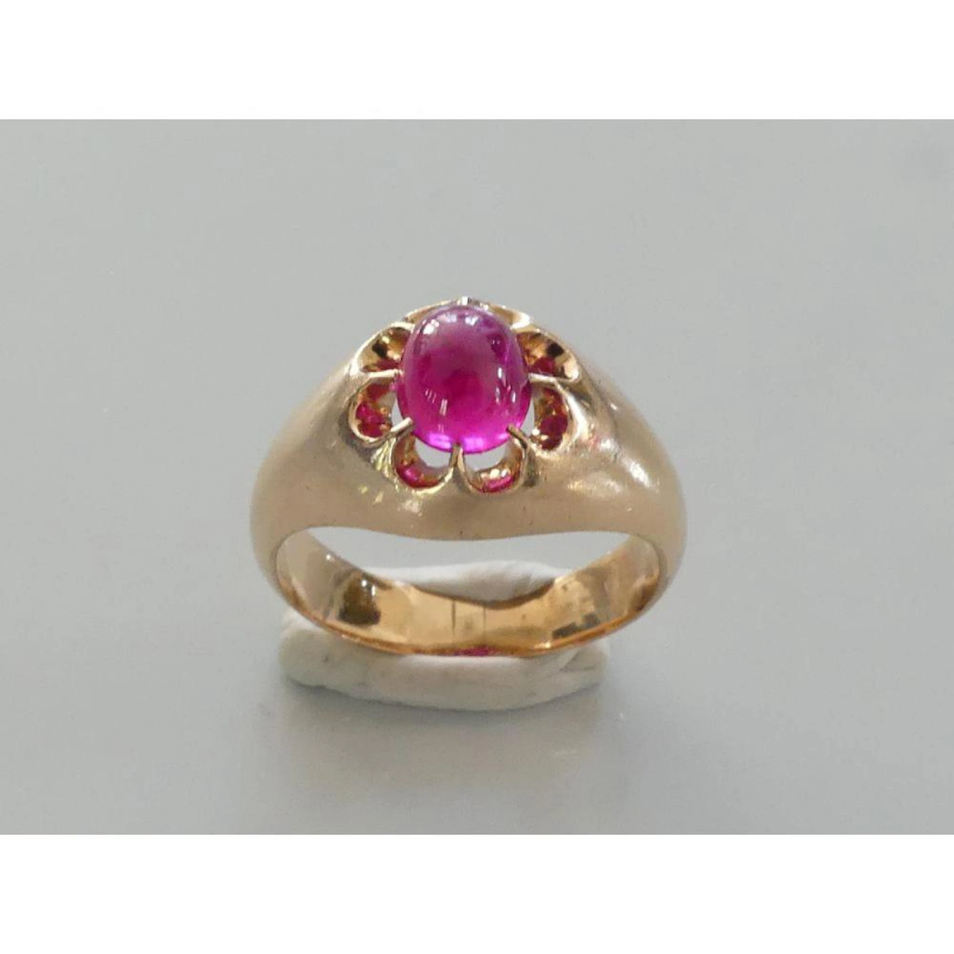 BAGUE jonc en or 750°/°° sertie d?un rubis cabochon. TDD.58,5. PB.9,67grs.