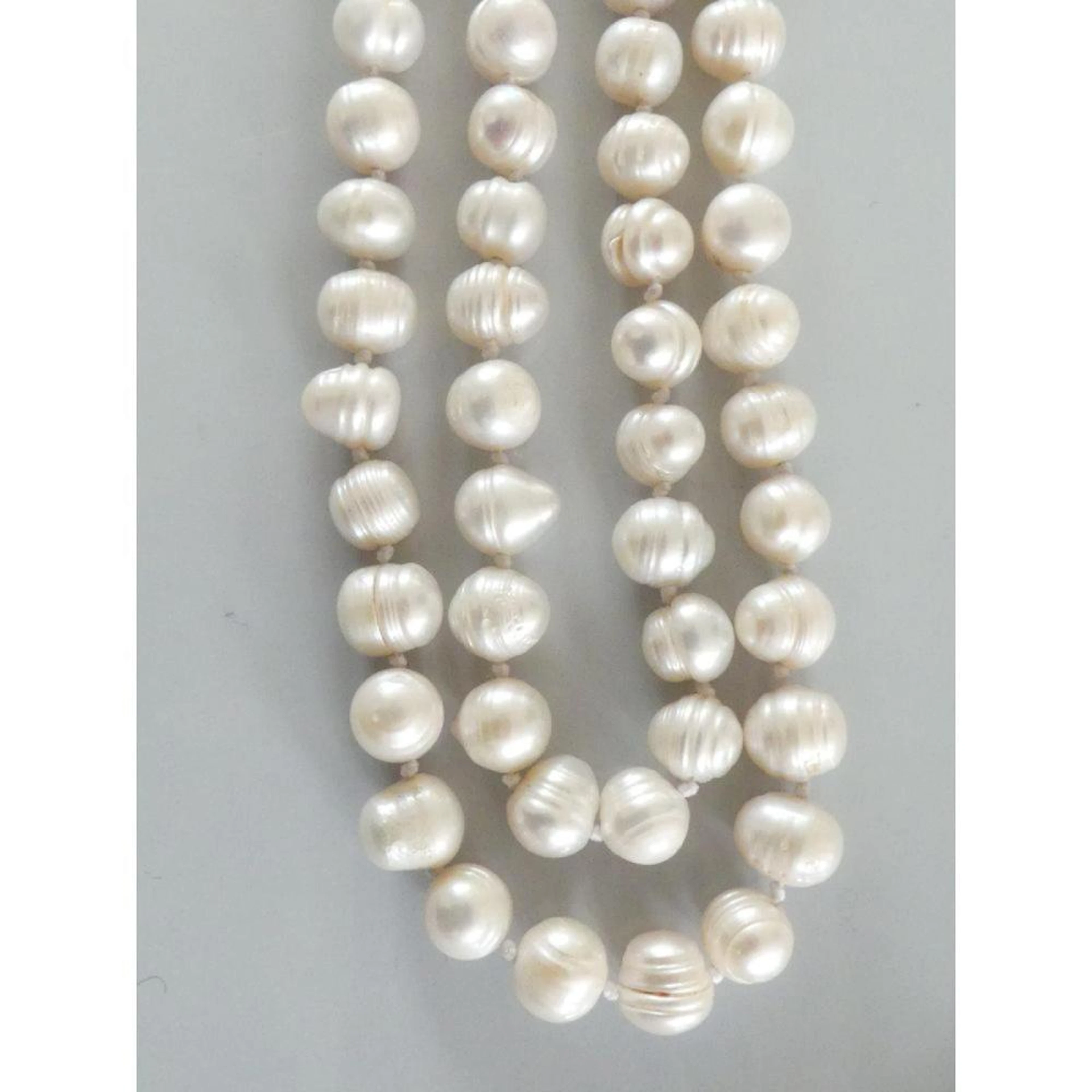 SAUTOIR de 142 perles d?eau douce. (8,5x11mm). L.140cm. PB.144,15grs.