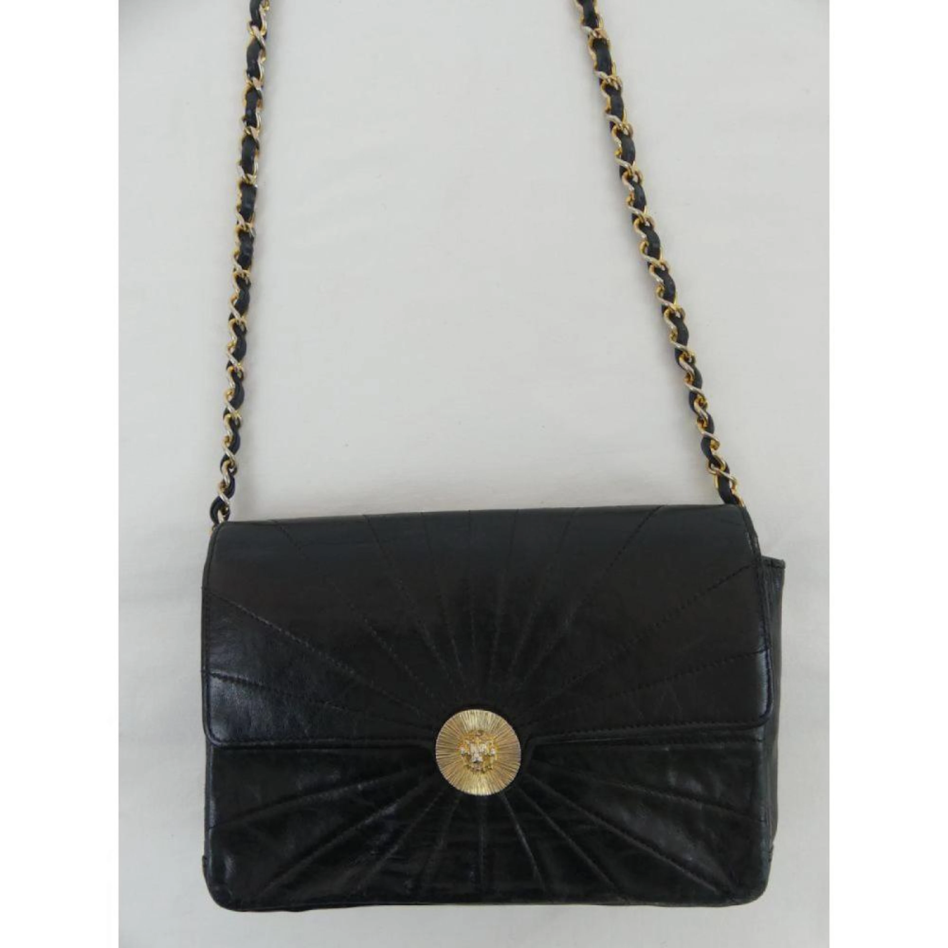 CHANEL. Pochette en cuir noir