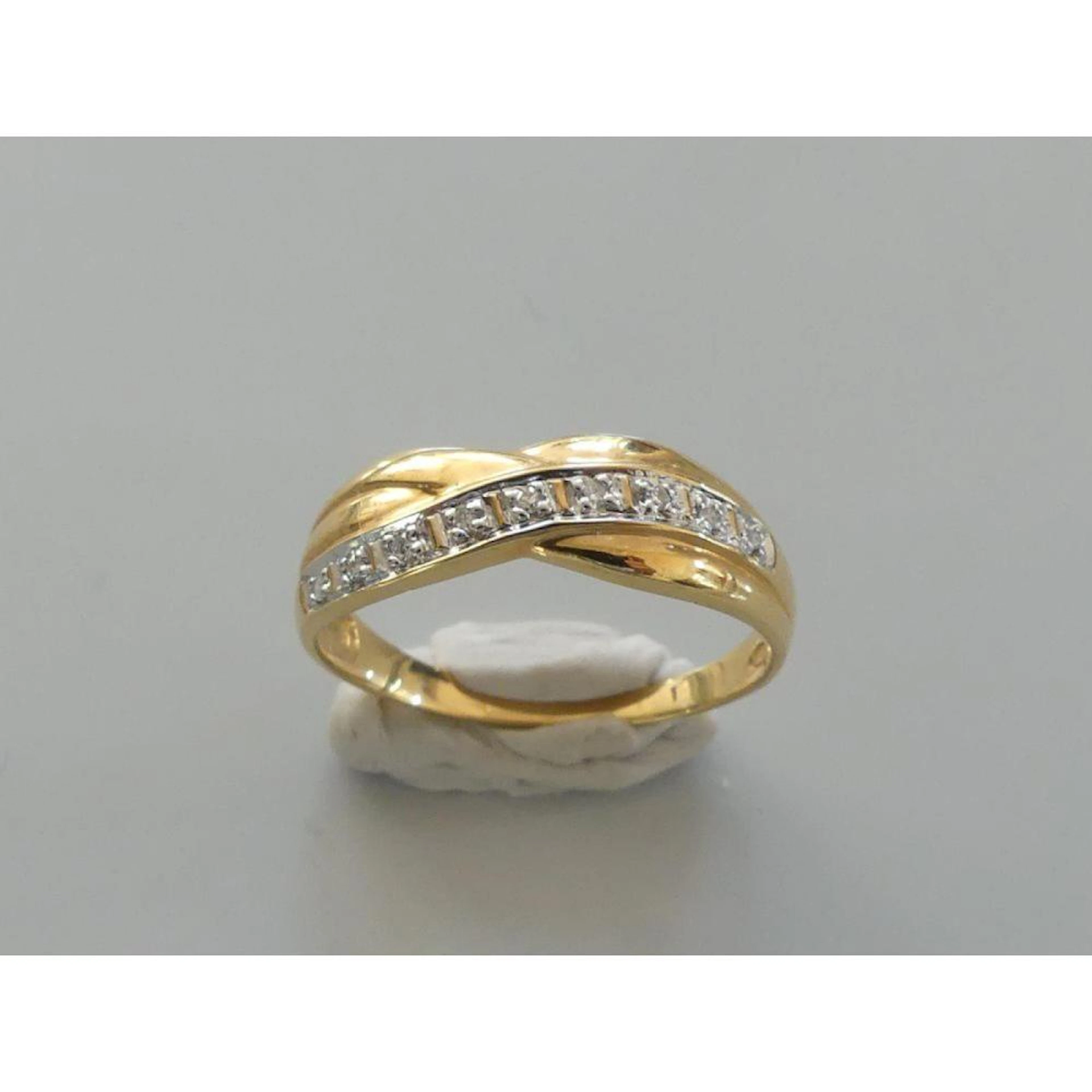 BAGUE torsadée en or jaune 750°/°° ornée d?une ligne de 9 diamants
