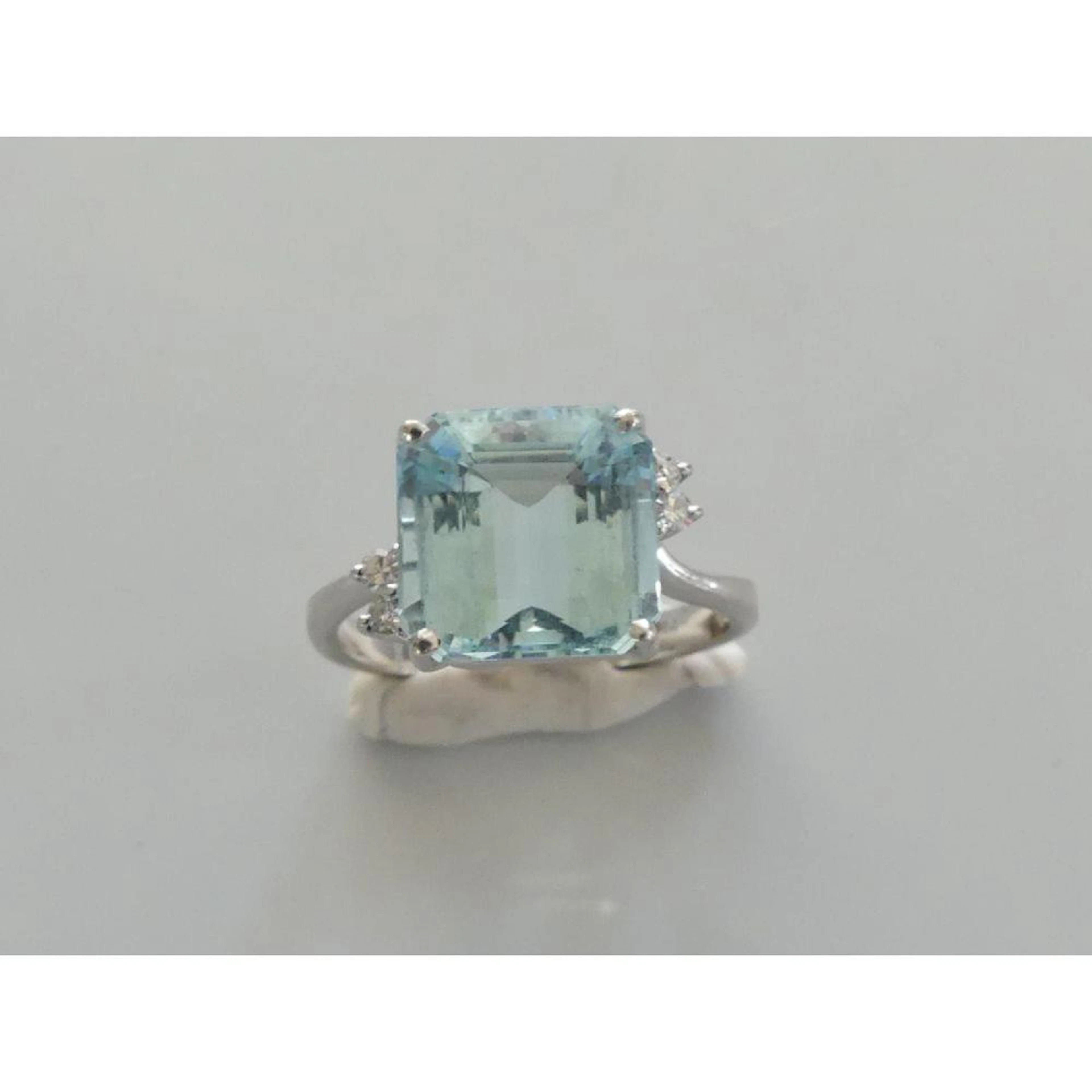 BAGUE en or blanc 750°/°° ornée d?une aigue marine carrée de 5cts env