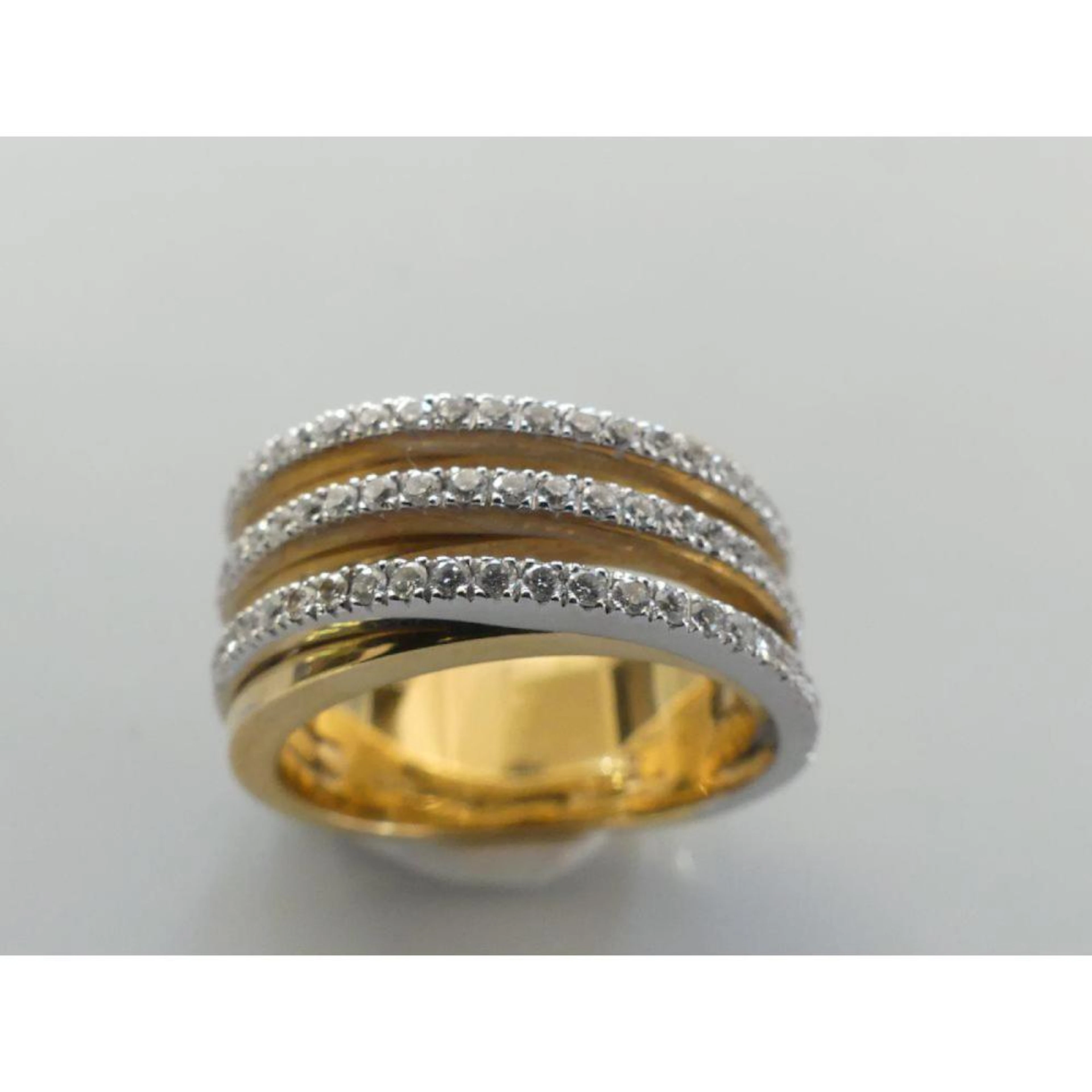 BAGUE jonc en or jaune 750°/°° surmontée de 3 lignes de diamants sur or blanc