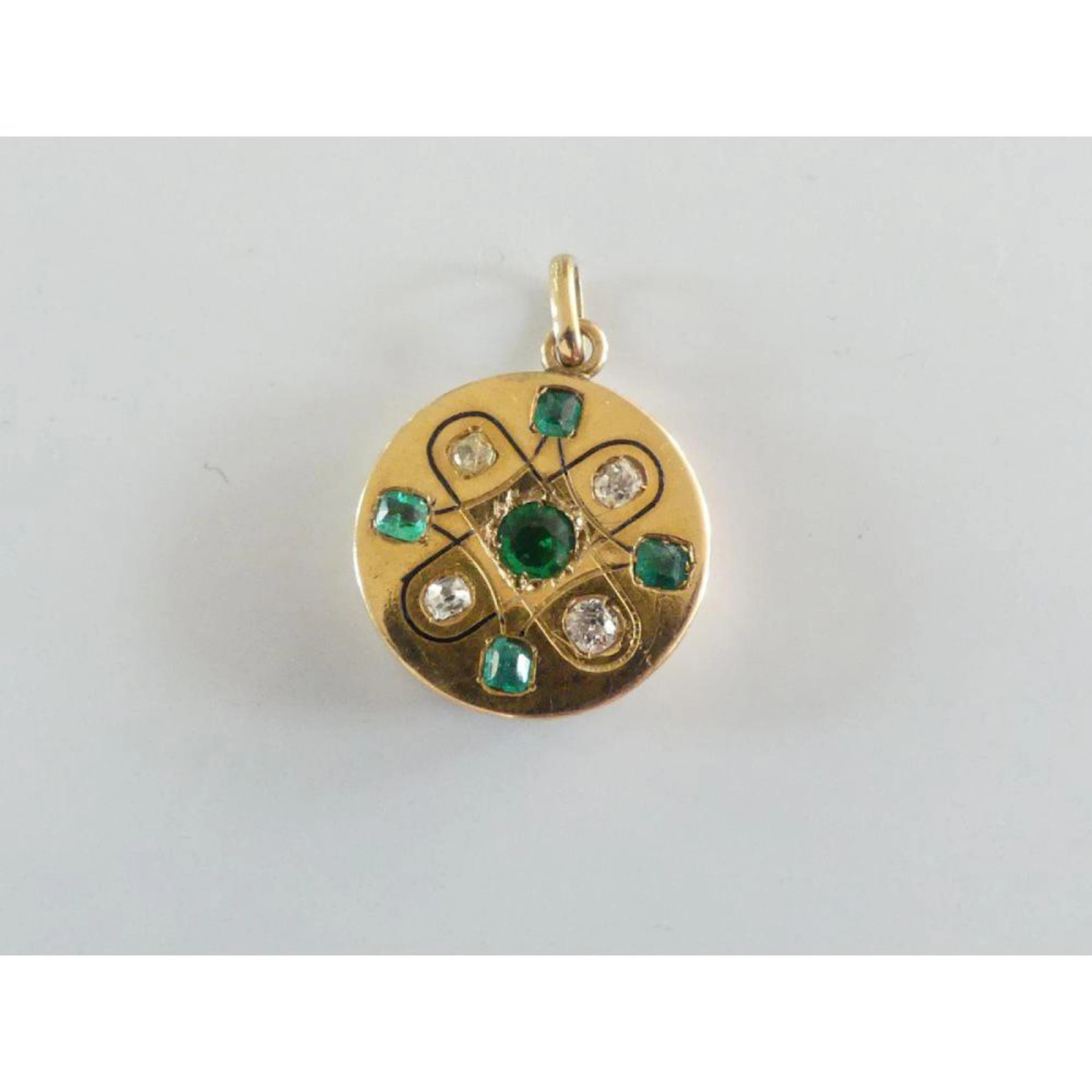 PENDENTIF en or jaune 750°/°° orné de pierres vertes et...