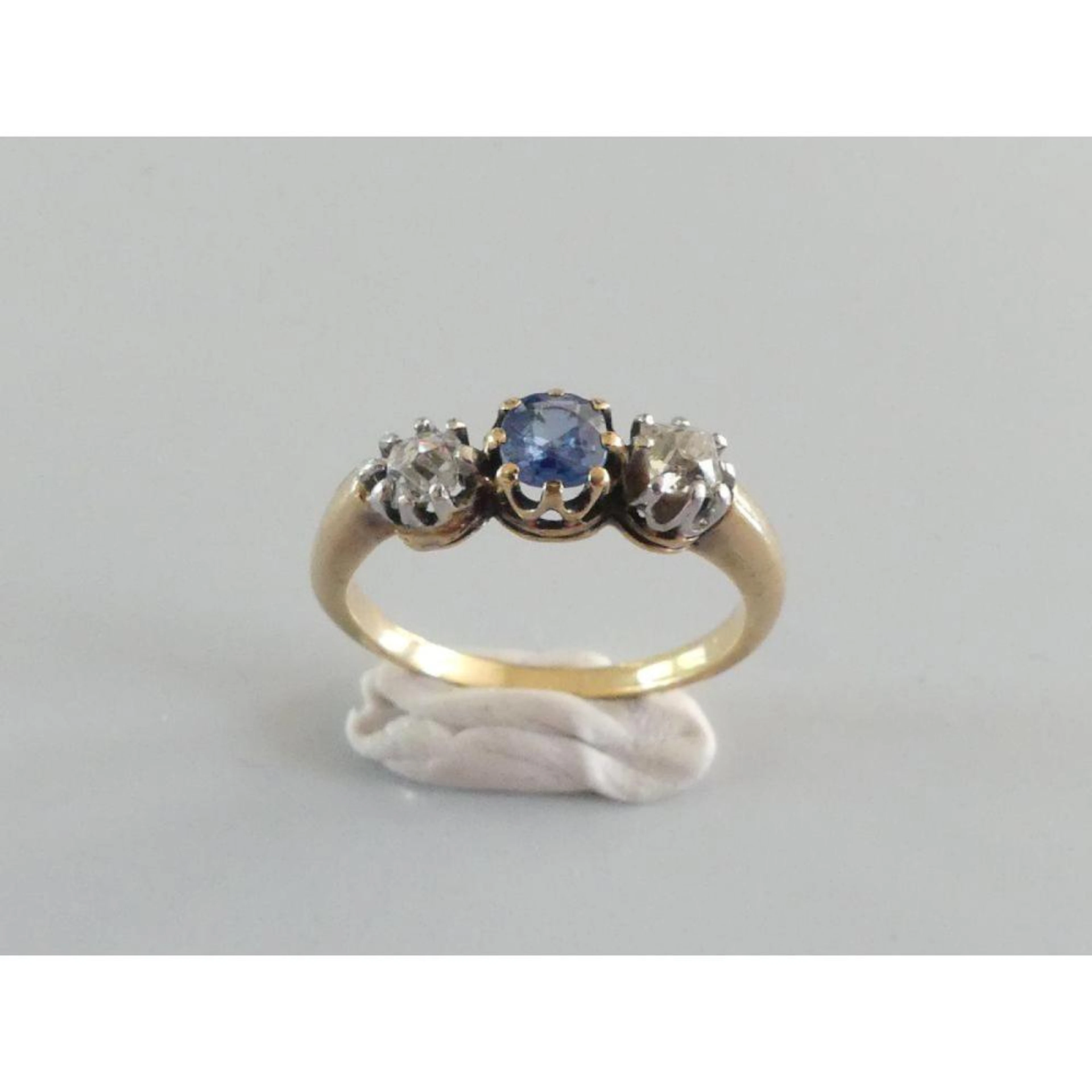 ANNEAU en or jaune 750°/°° orné d?un saphir épaulé de 2 diamants taille ancienne