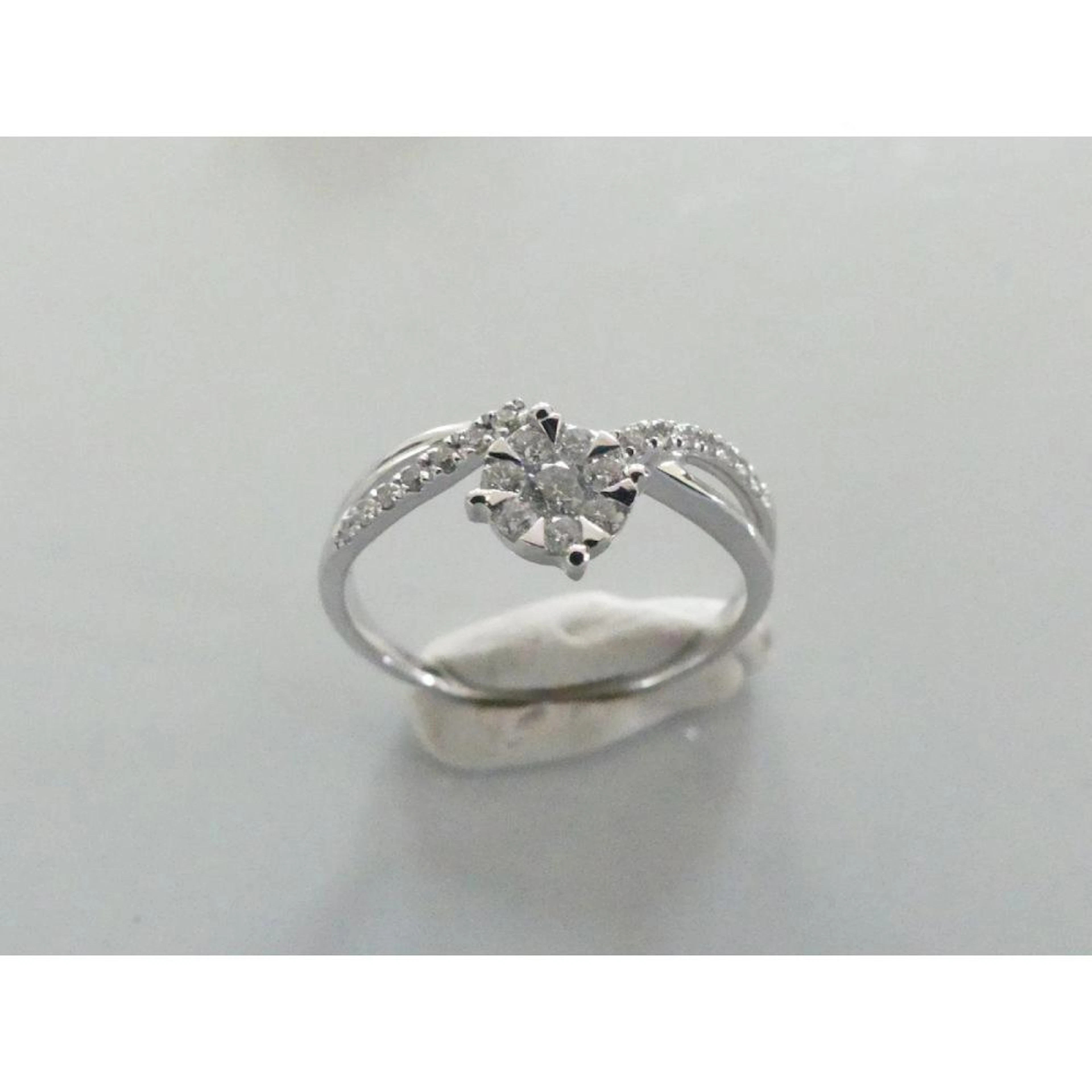 BAGUE fleur en or blanc 750°/°° ornée d?un pavage de...
