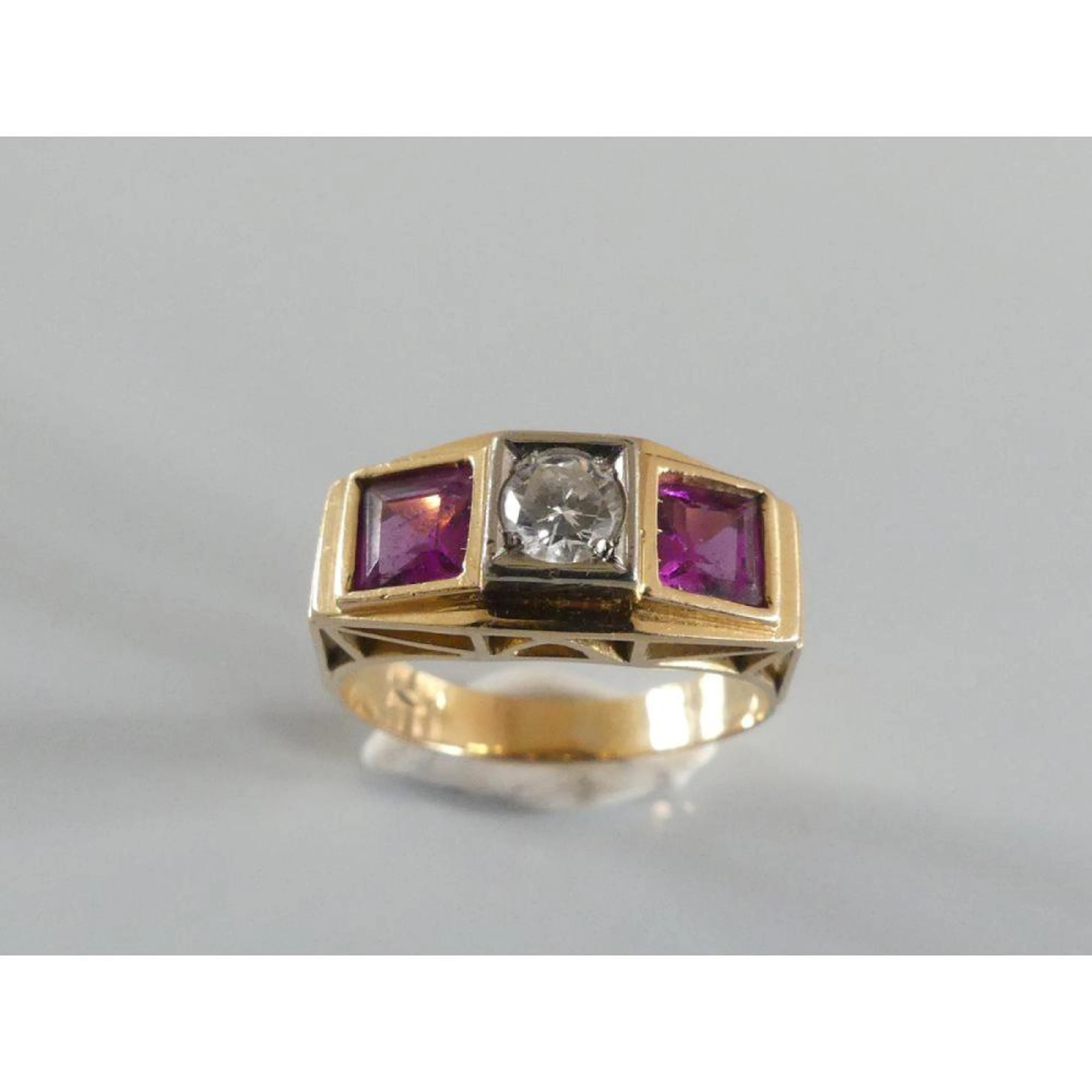 ANNEAU en or jaune 750°/°° serti clos d?un diamant de 0ct25 env