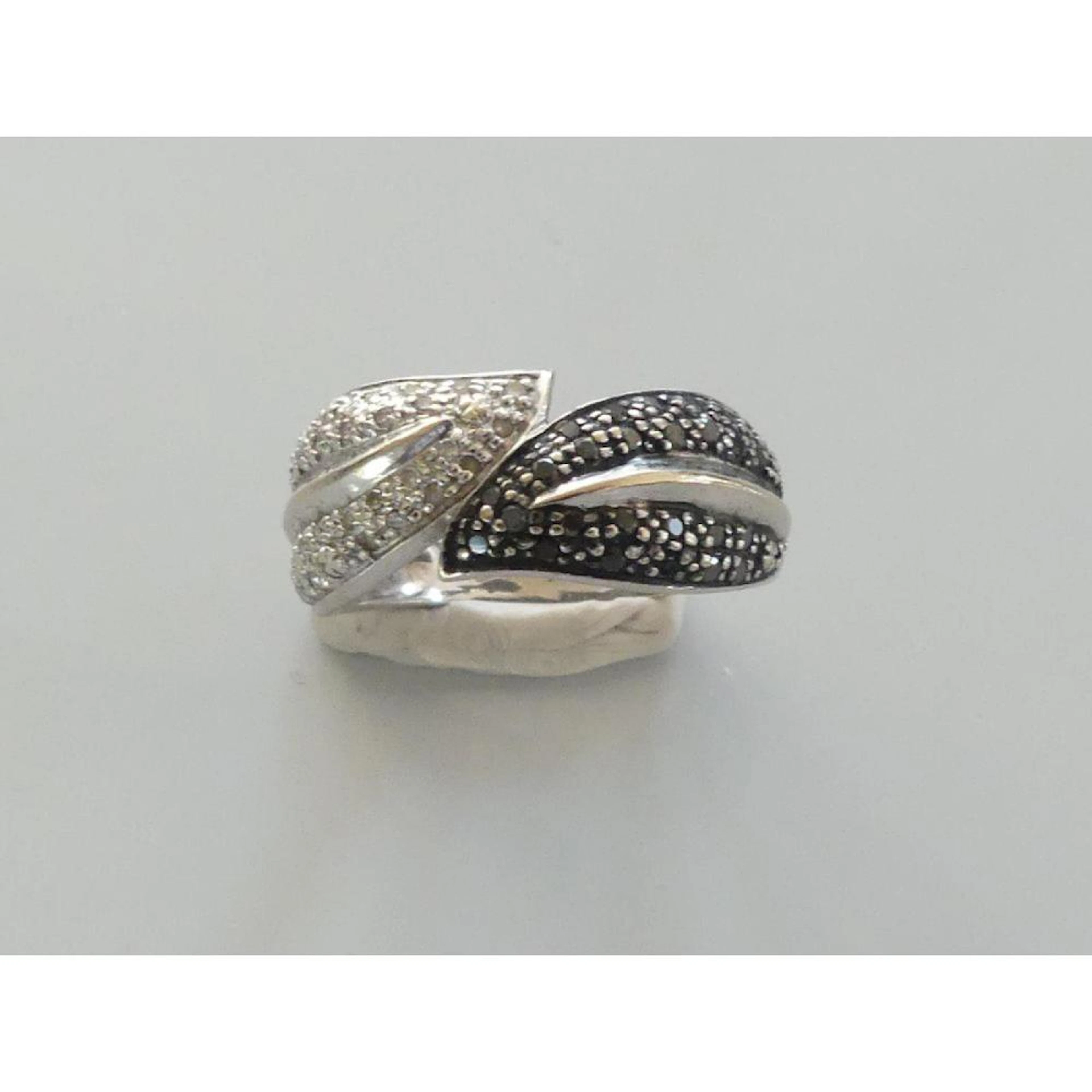 BAGUE croisée en or blanc 375°/°° sertie de diamants noirs et diamants blancs