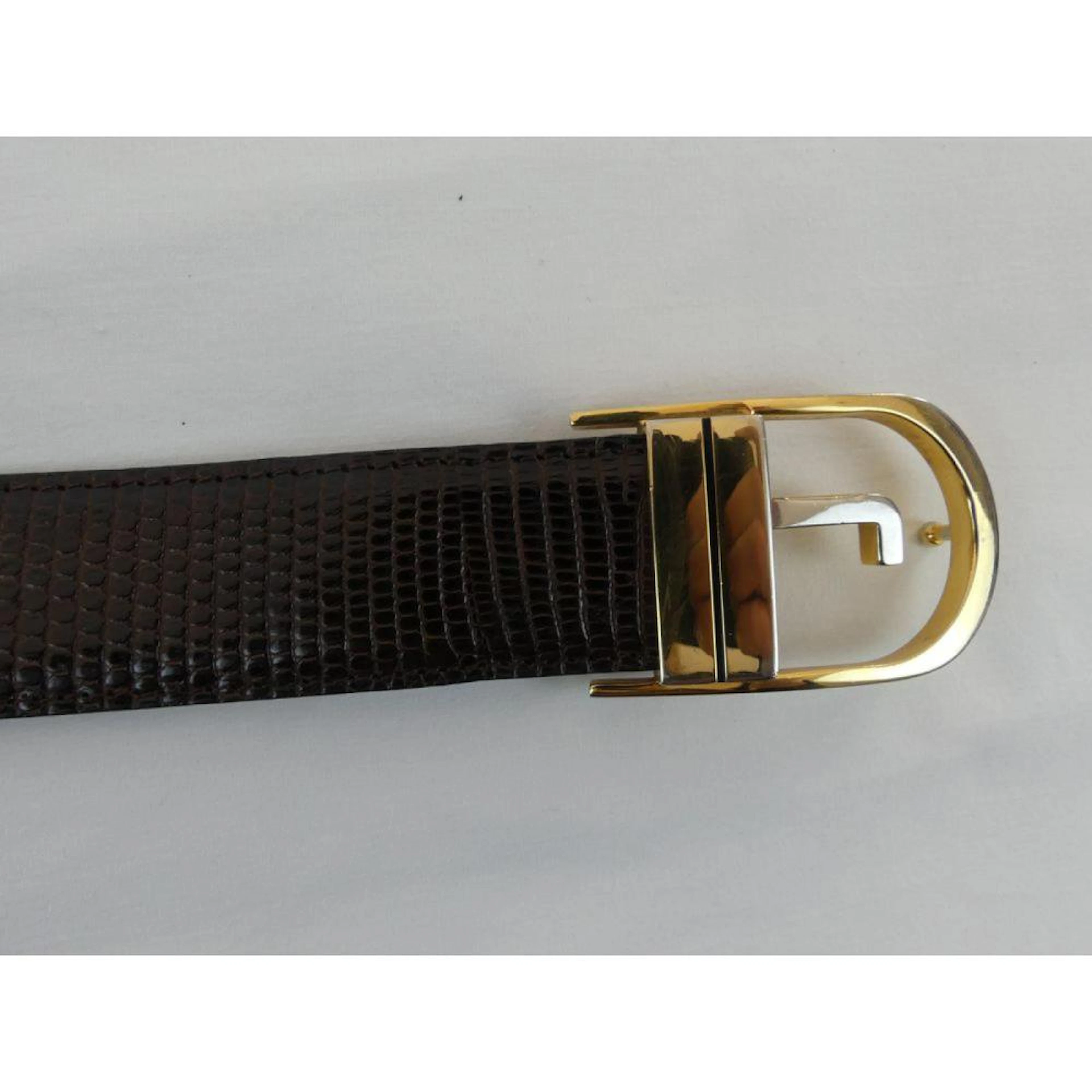 LANCEL. Ceinture en lézard marron. Boucle en métal doré. T.105.