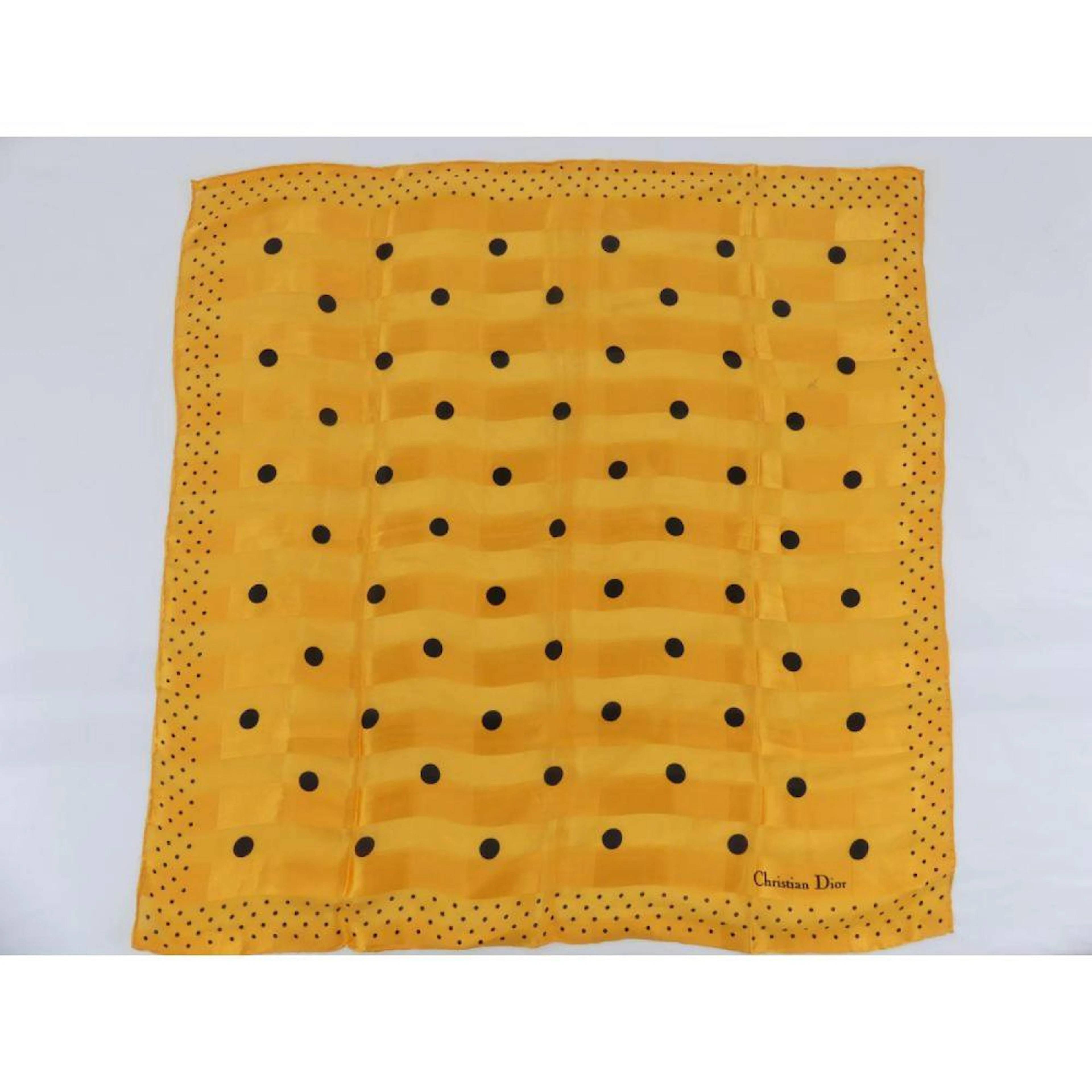 DIOR. Carré en mousseline de soie jaune à pois noirs.