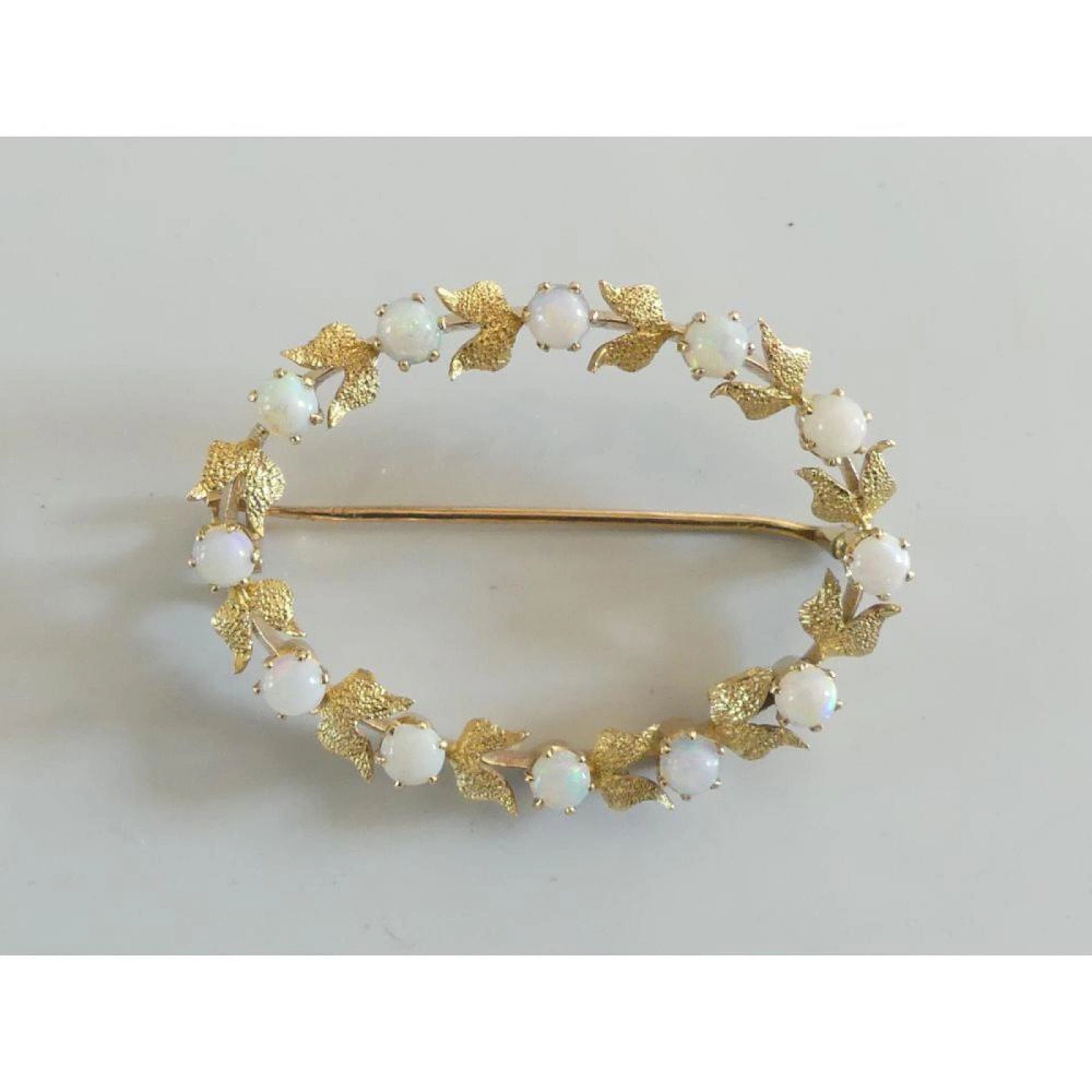 BROCHE romantique en or jaune 750°/°° de forme ovale...