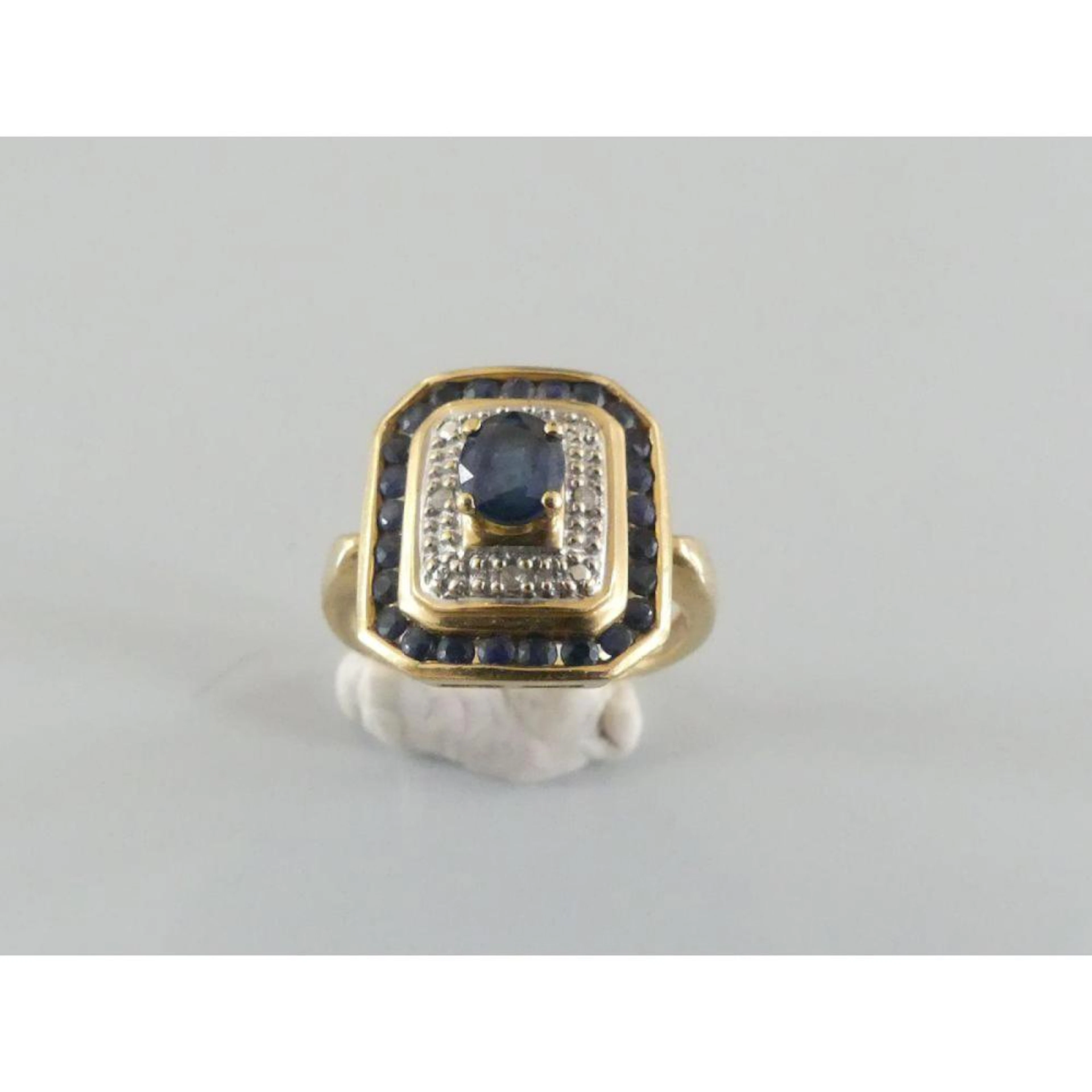 BAGUE octogonale en or jaune 750°/°° ornée d?un saphir...