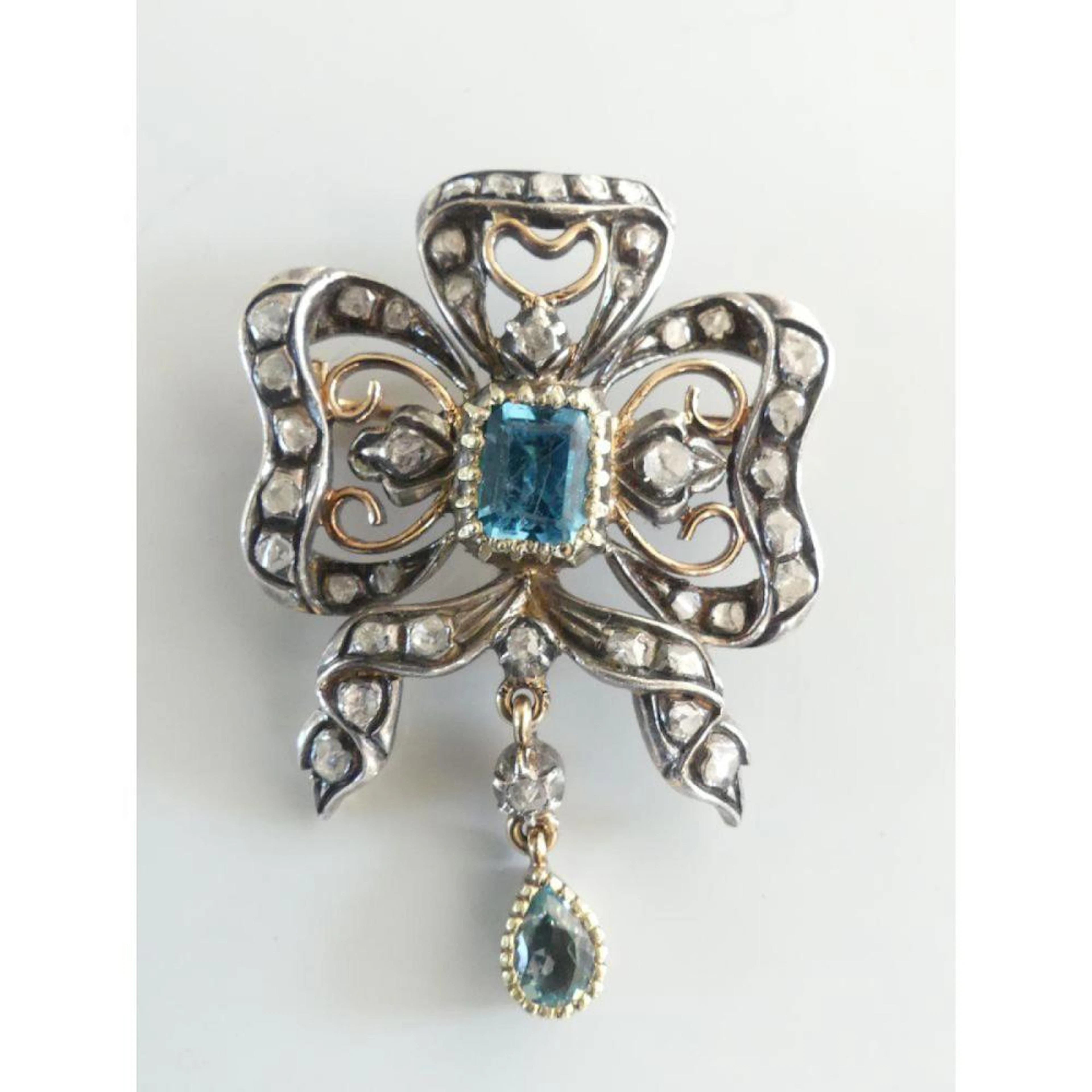 BROCHE 1900 en or 750°/°° et argent serti clos d?une topaze de 2cts5 env