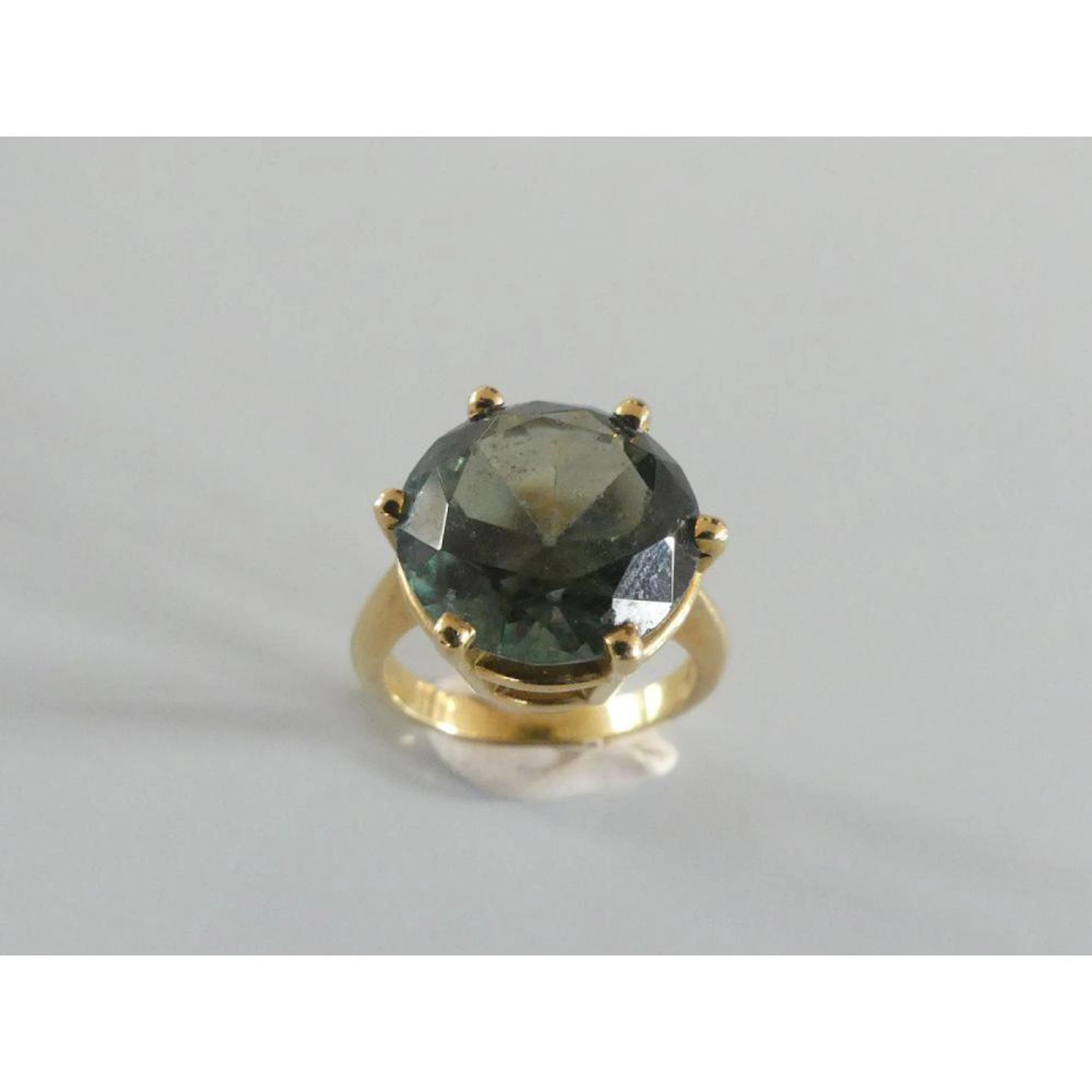 BAGUE en or jaune 750°/°° ornée d?une topaze verte de 7cts env