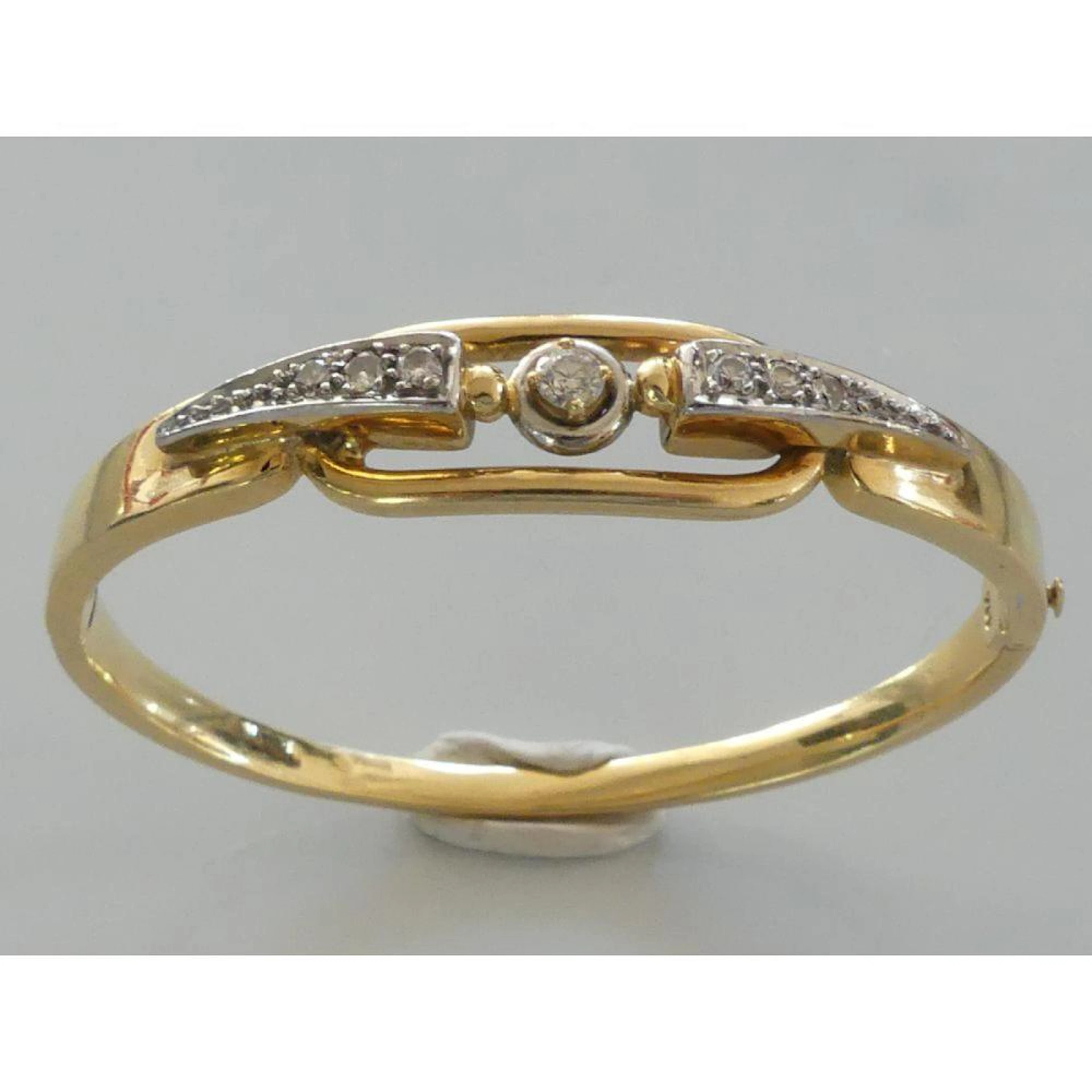 BRACELET rigide en or jaune 750°/°° ouvrant orné d?un...