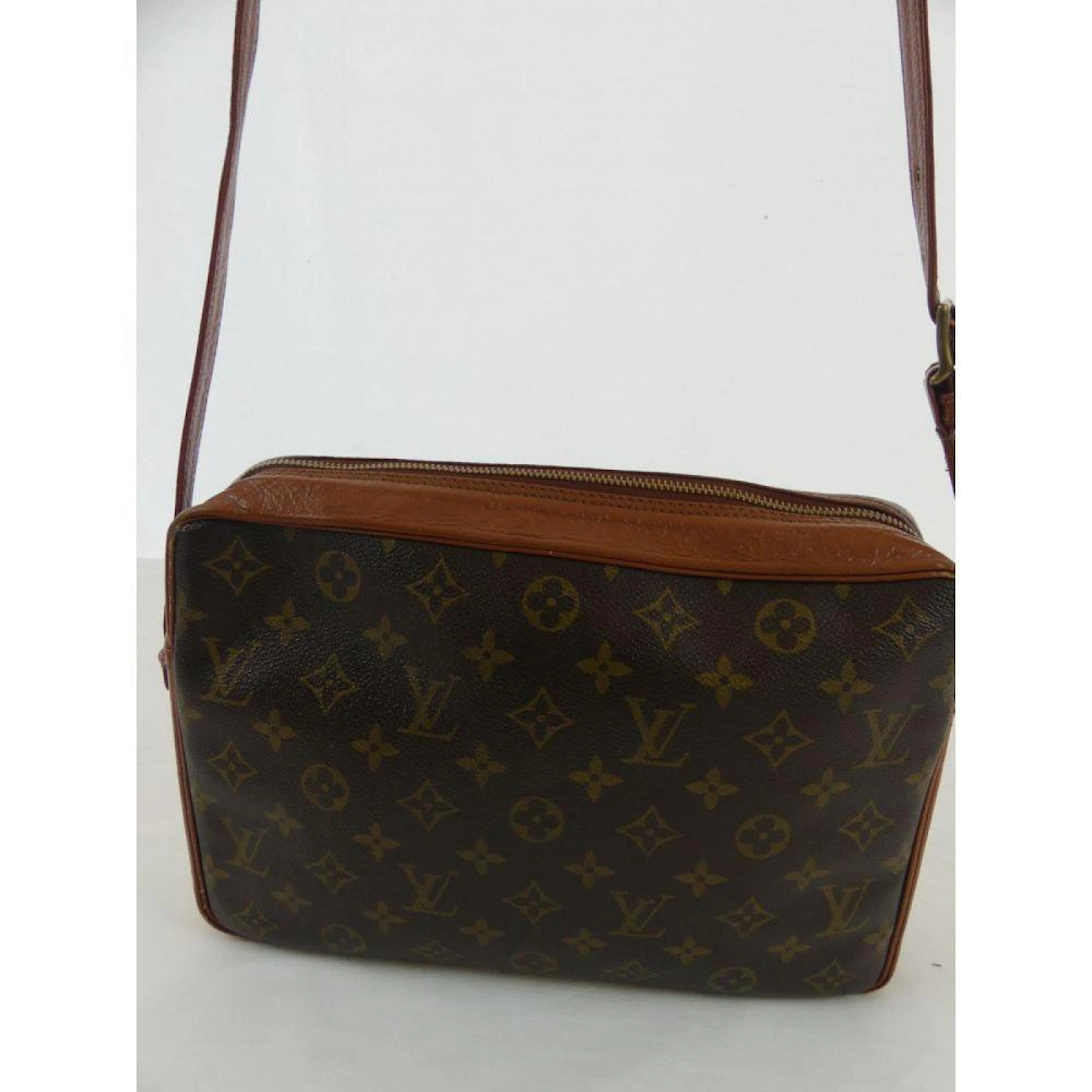VUITTON. Saccoche en toile monogram et cuir gold