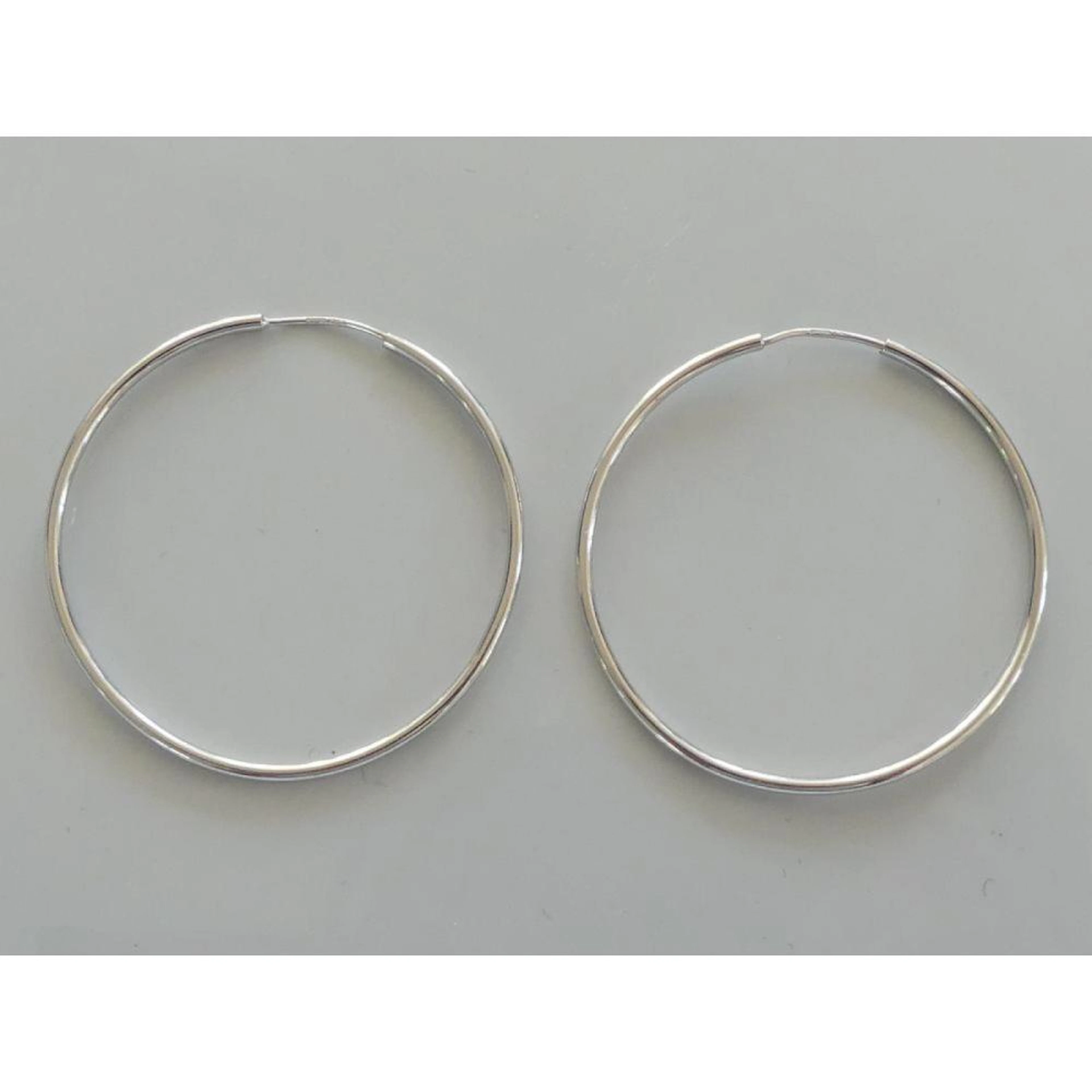 PAIRE DE BOUCLES D?OREILLES créoles en or blanc 750°/°°. 4cm. PB.4,46grs.