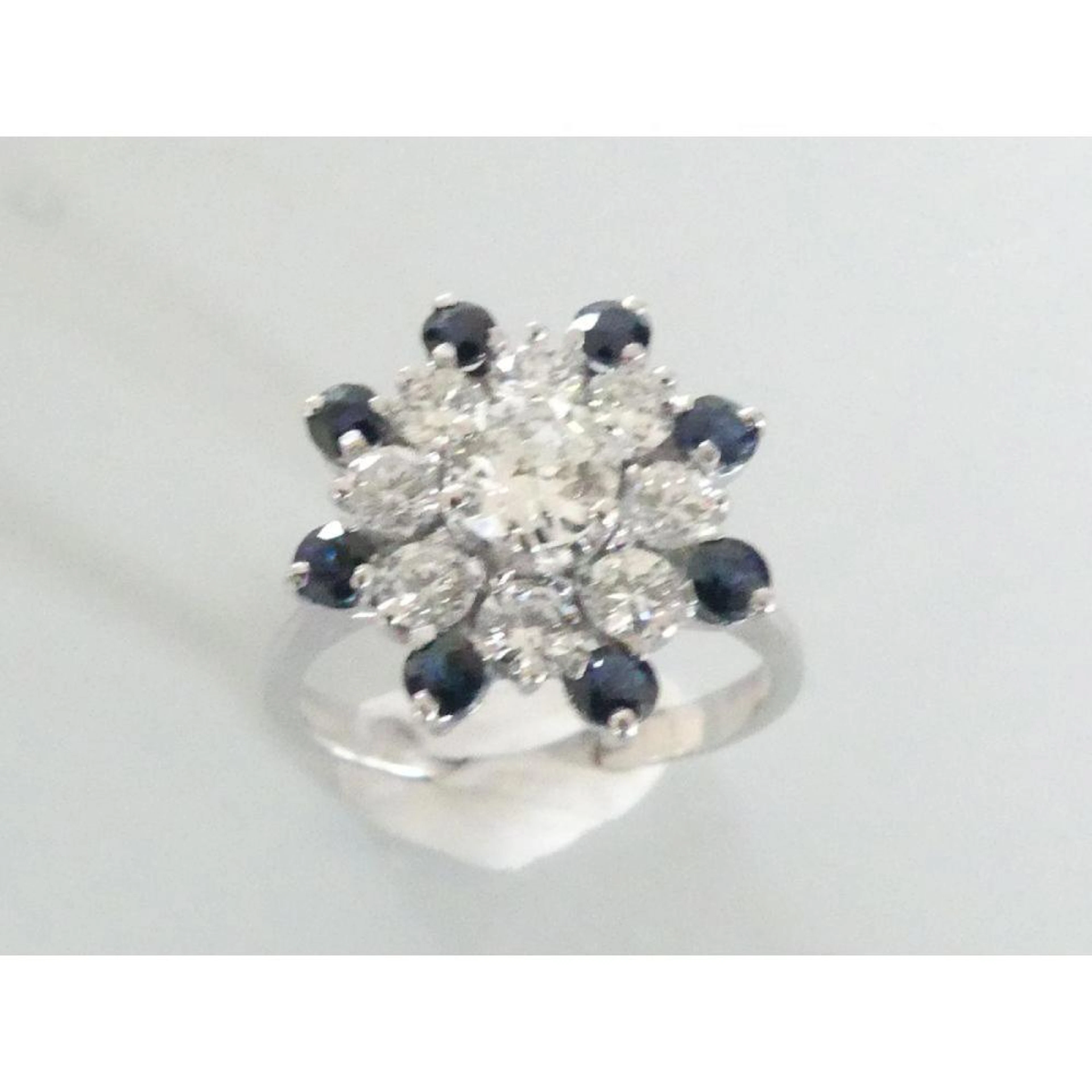 BAGUE fleur en or blanc 585°/°° ornée d?un diamant central de 0ct80 env