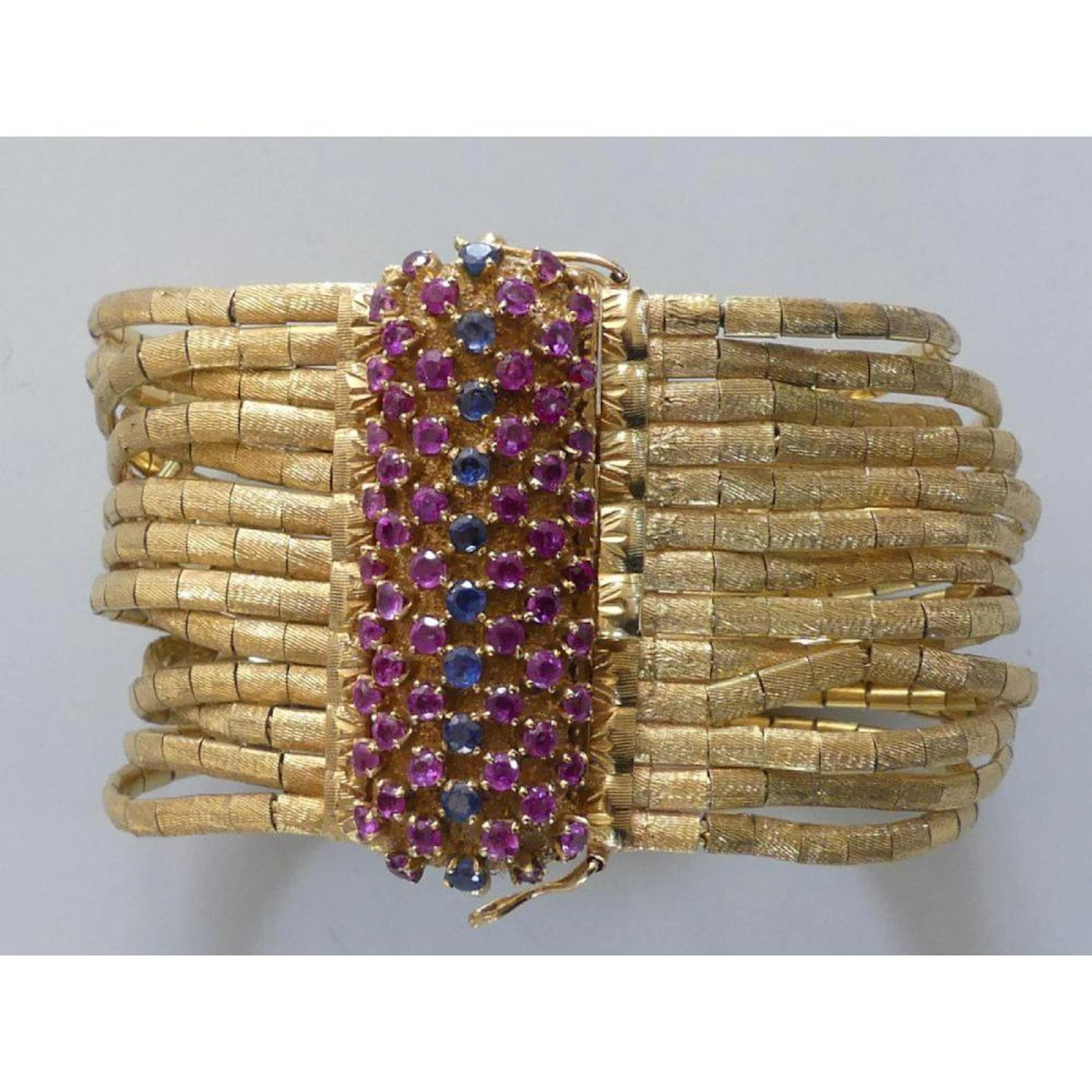 BRACELET en or jaune 750°/°° de 13 rangs articulés ornés...