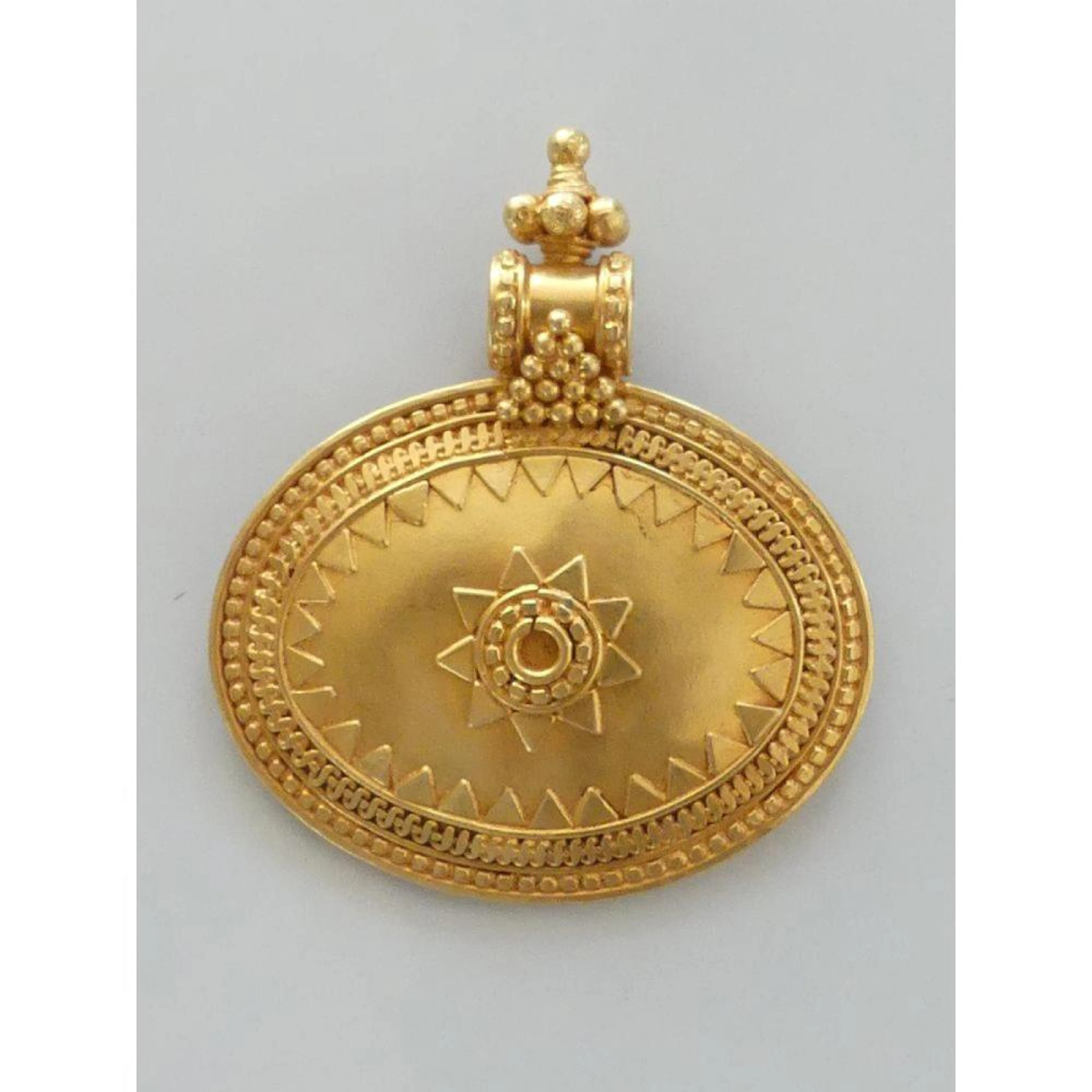 PENDENTIF ovale en or 750°/°° à motif d?une étoile