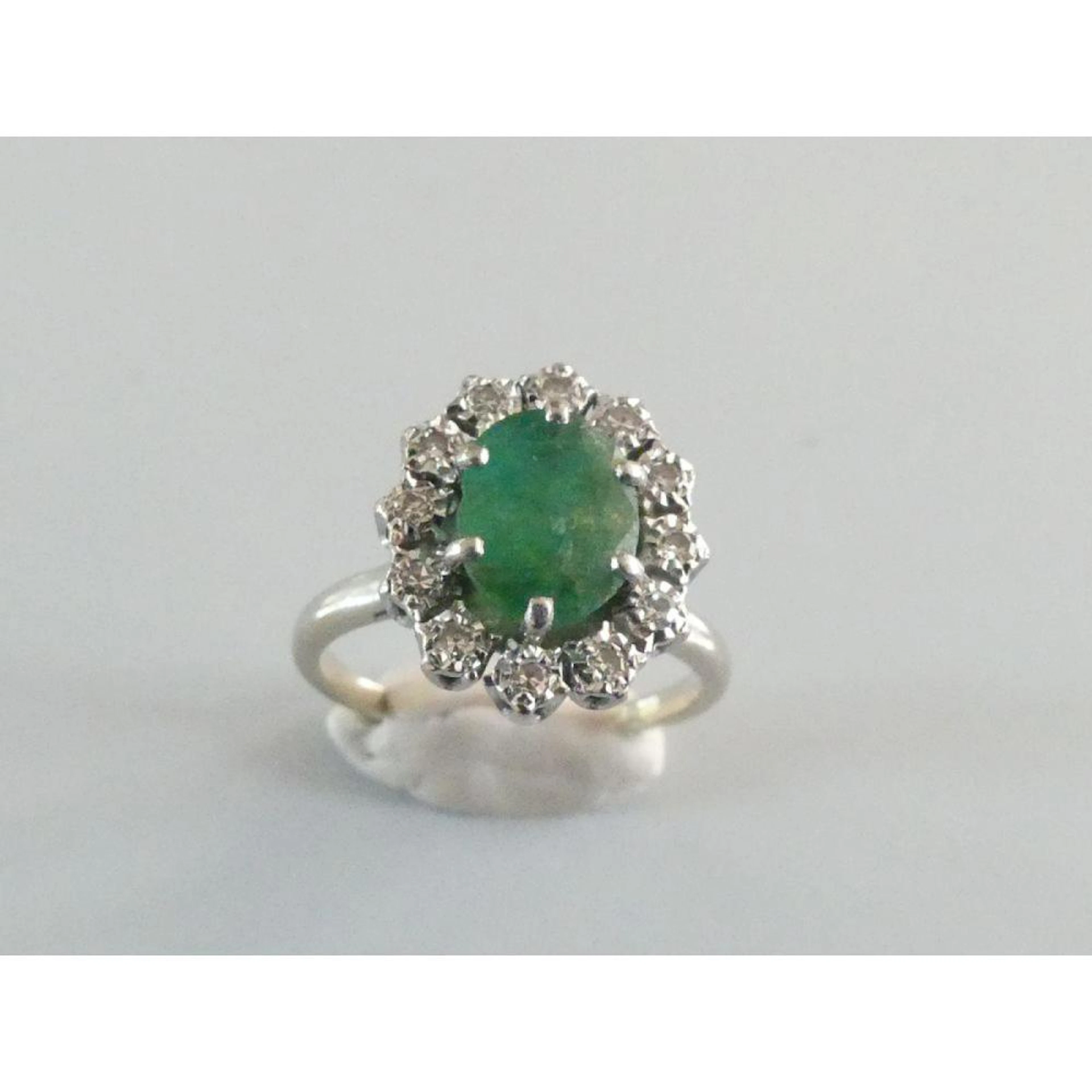 BAGUE en or blanc 750°/°° et platine ornée d?une émeraude de 2cts env