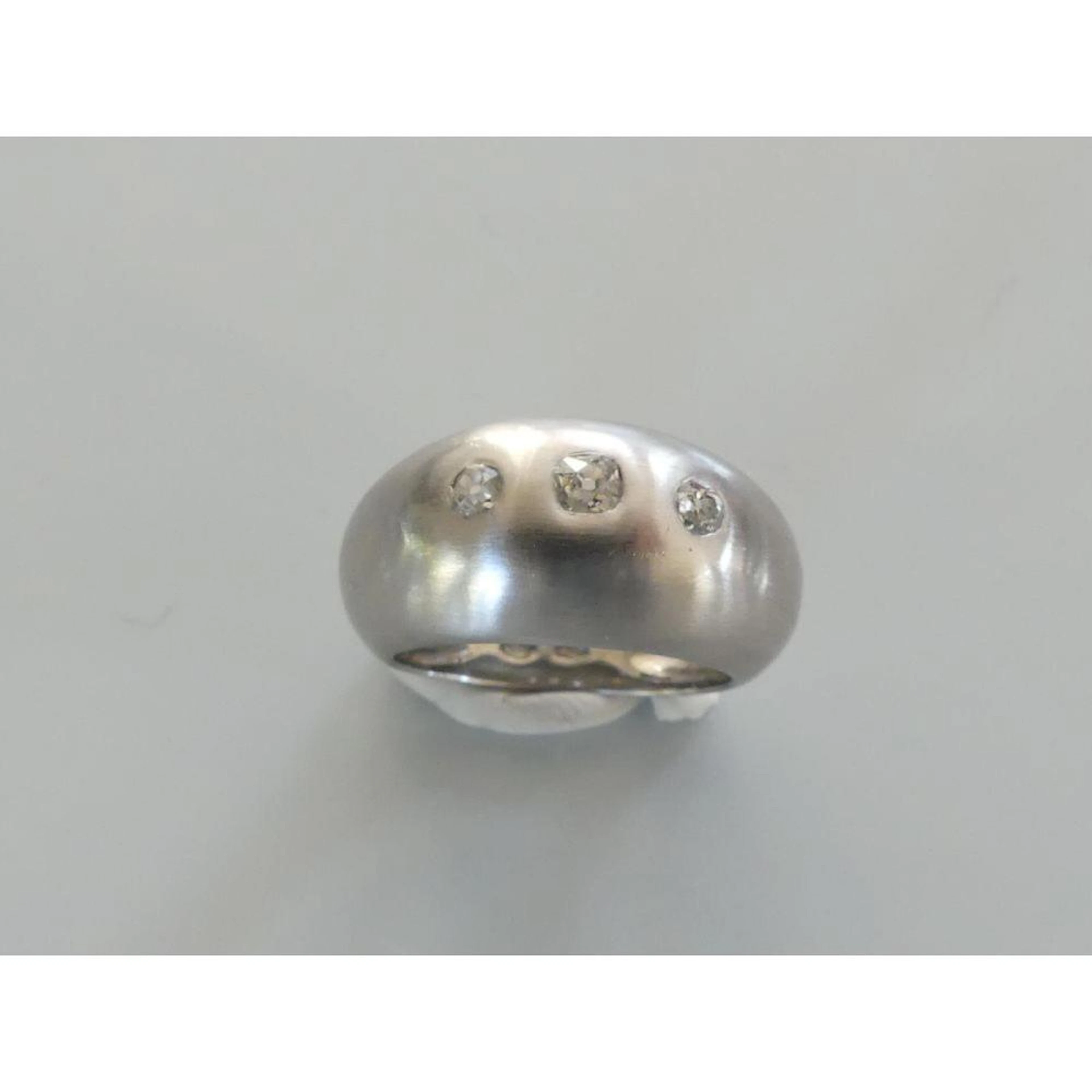 BAGUE jonc en or blanc 750°/°° ornée de 3 diamants taille ancienne