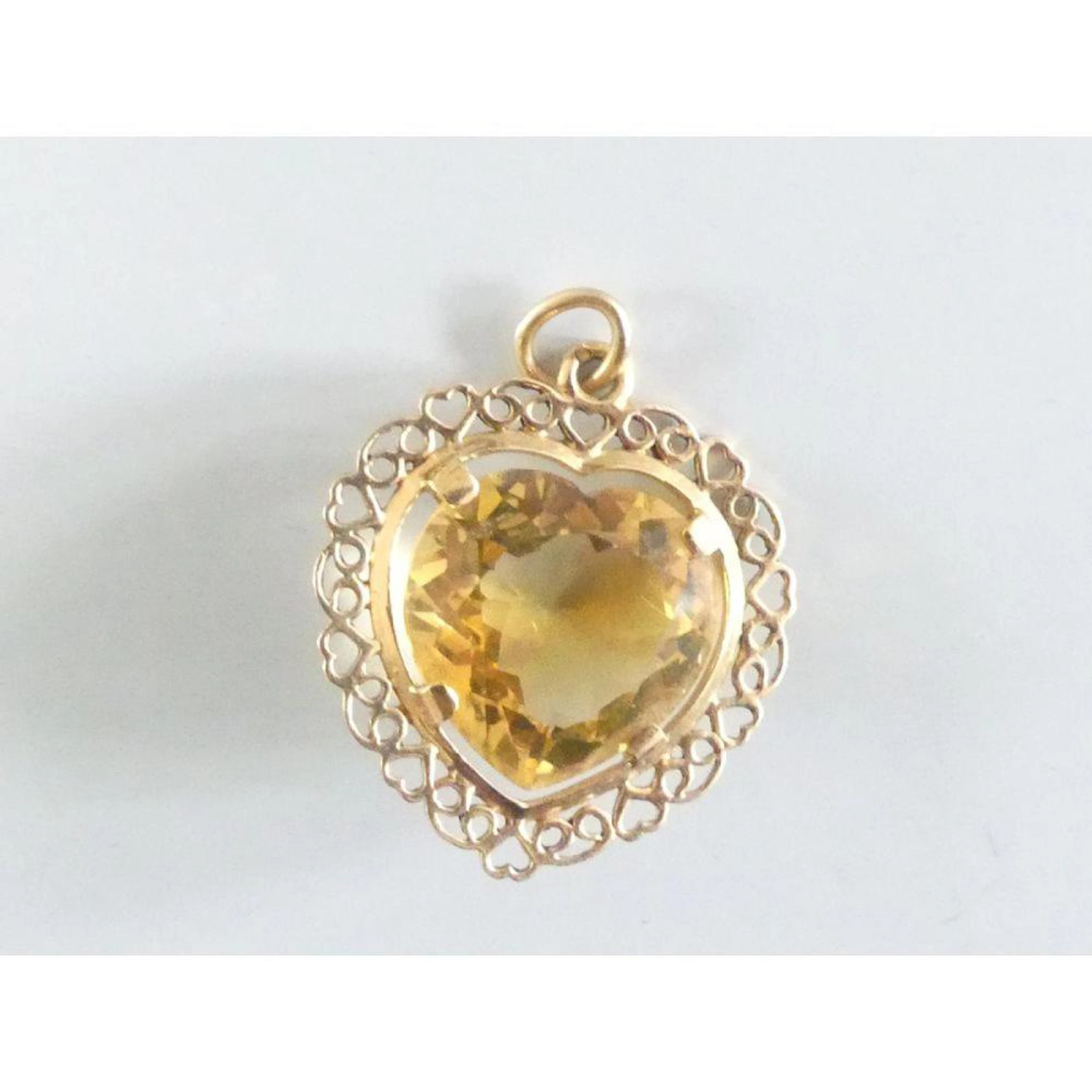 PENDENTIF c?ur en or jaune 750°/°° filigrané orné d?une...