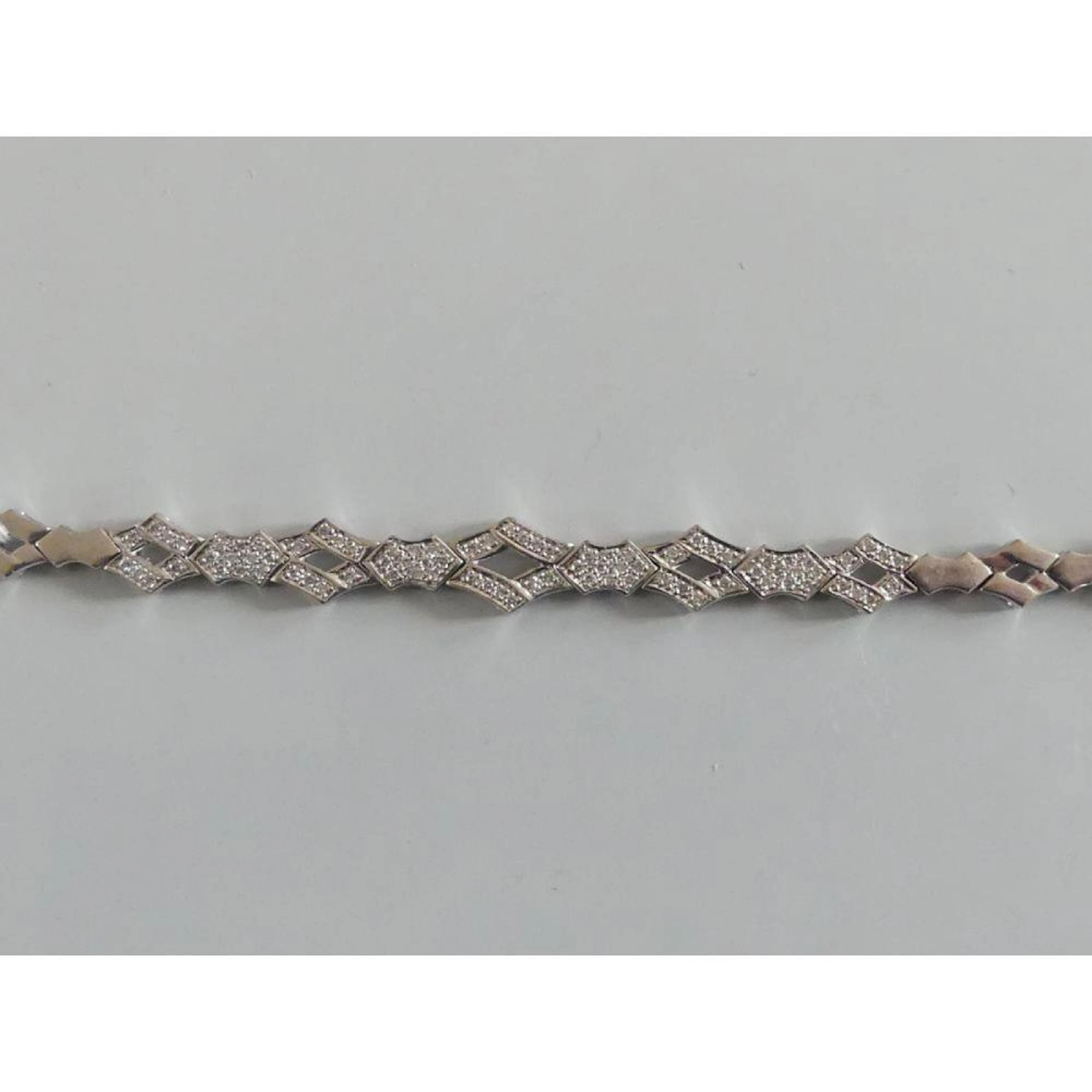 BRACELET en or blanc 750°/°° à motif de losanges dont certains pavés de diamants