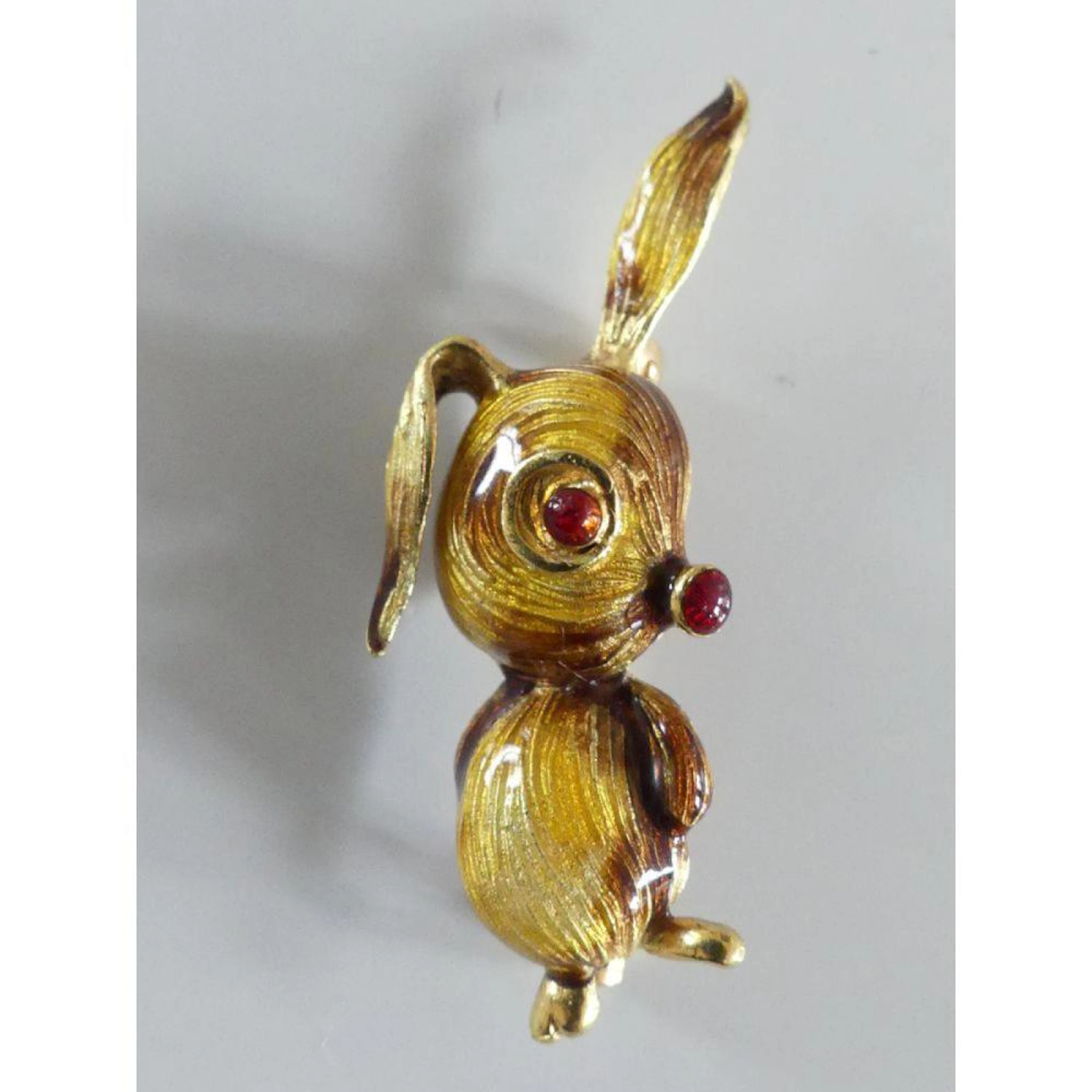 BROCHE en or jaune 750°/°° stylisant un lapin en or émaillé beige et marron