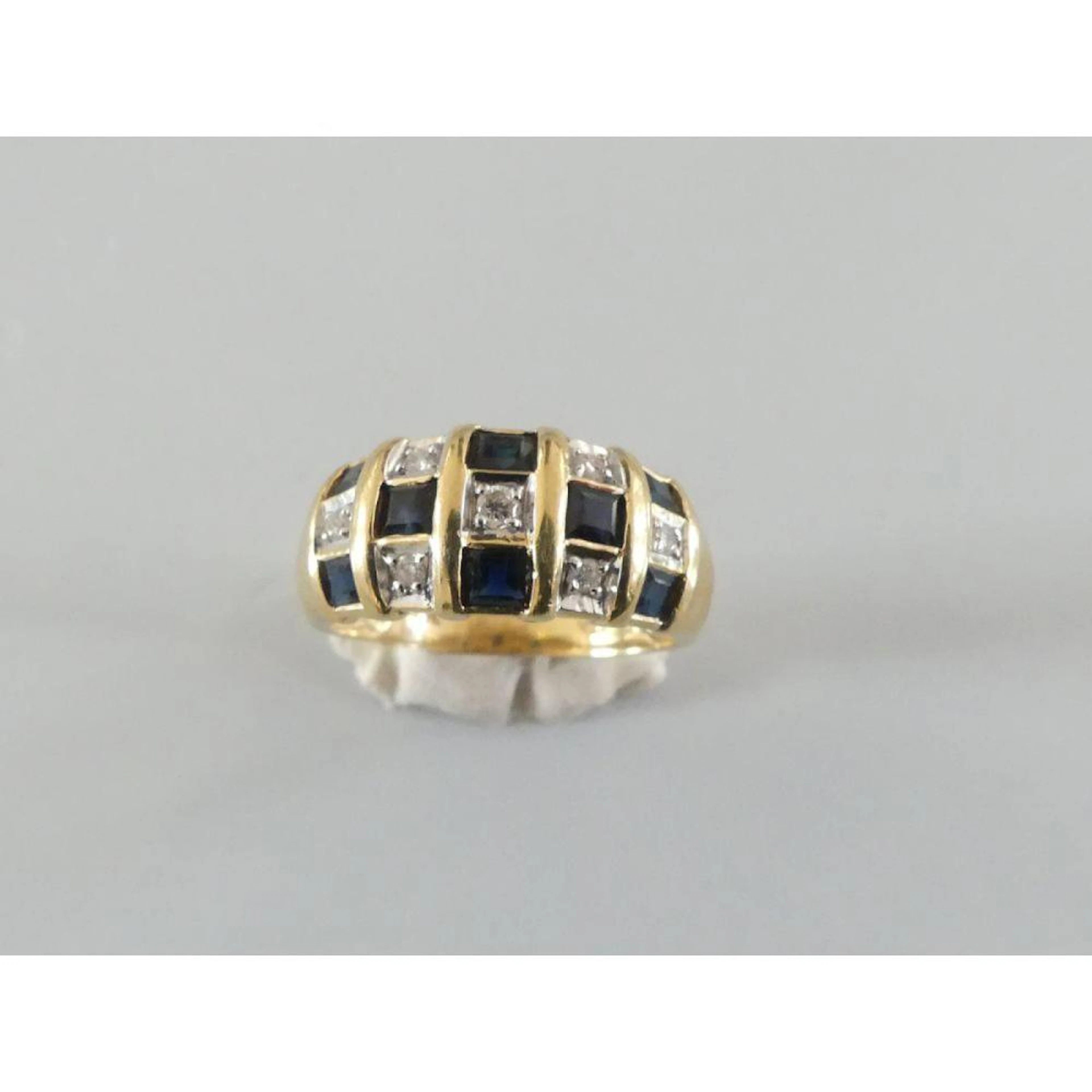 JONC en or 750°/°° orné d?un damier de saphirs calibrés et diamants