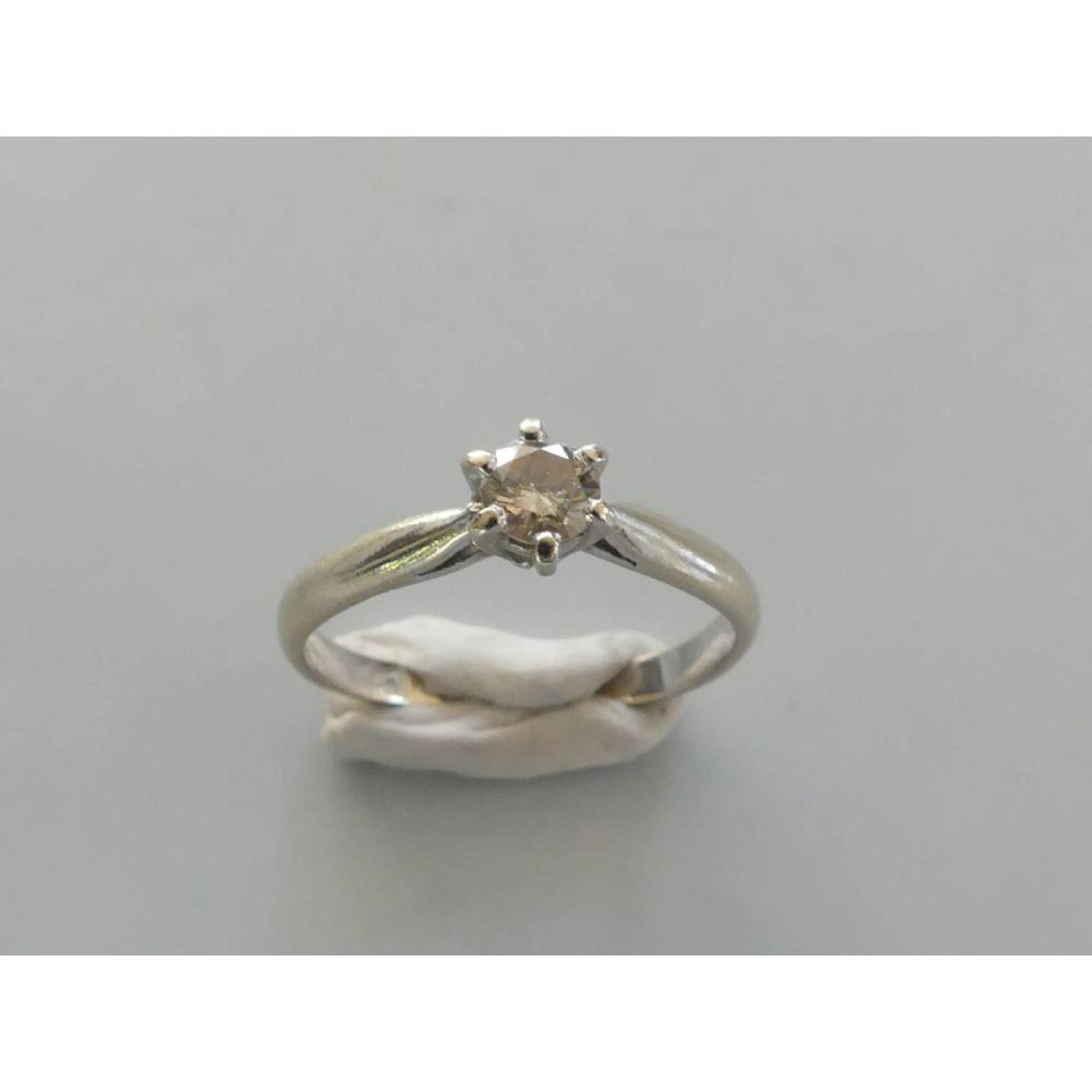BAGUE solitaire en or blanc 750°/°° ornée d?un diamant de 0ct25 env