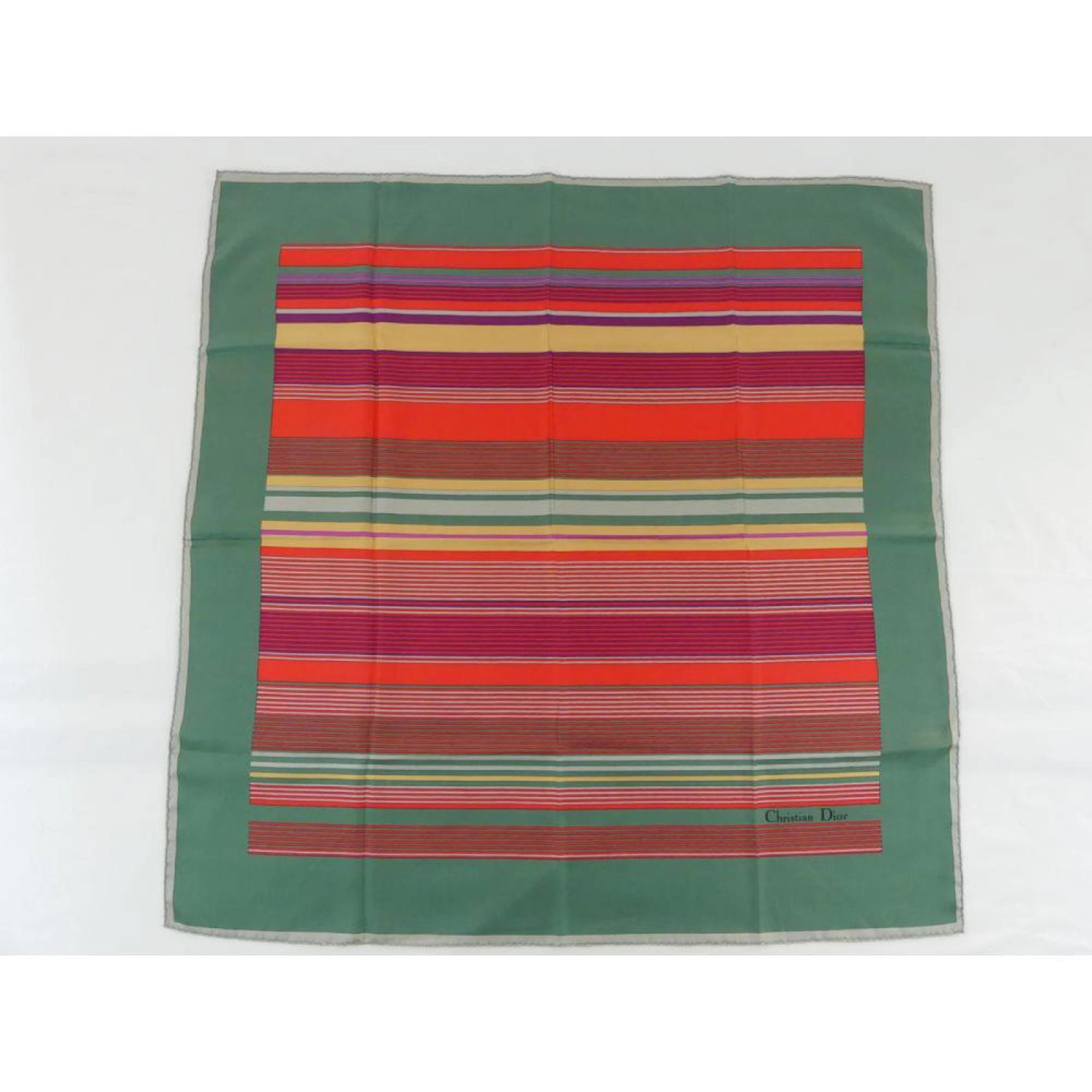 DIOR. Carré en soie vert à rayures. Bon état. (75x75cm).