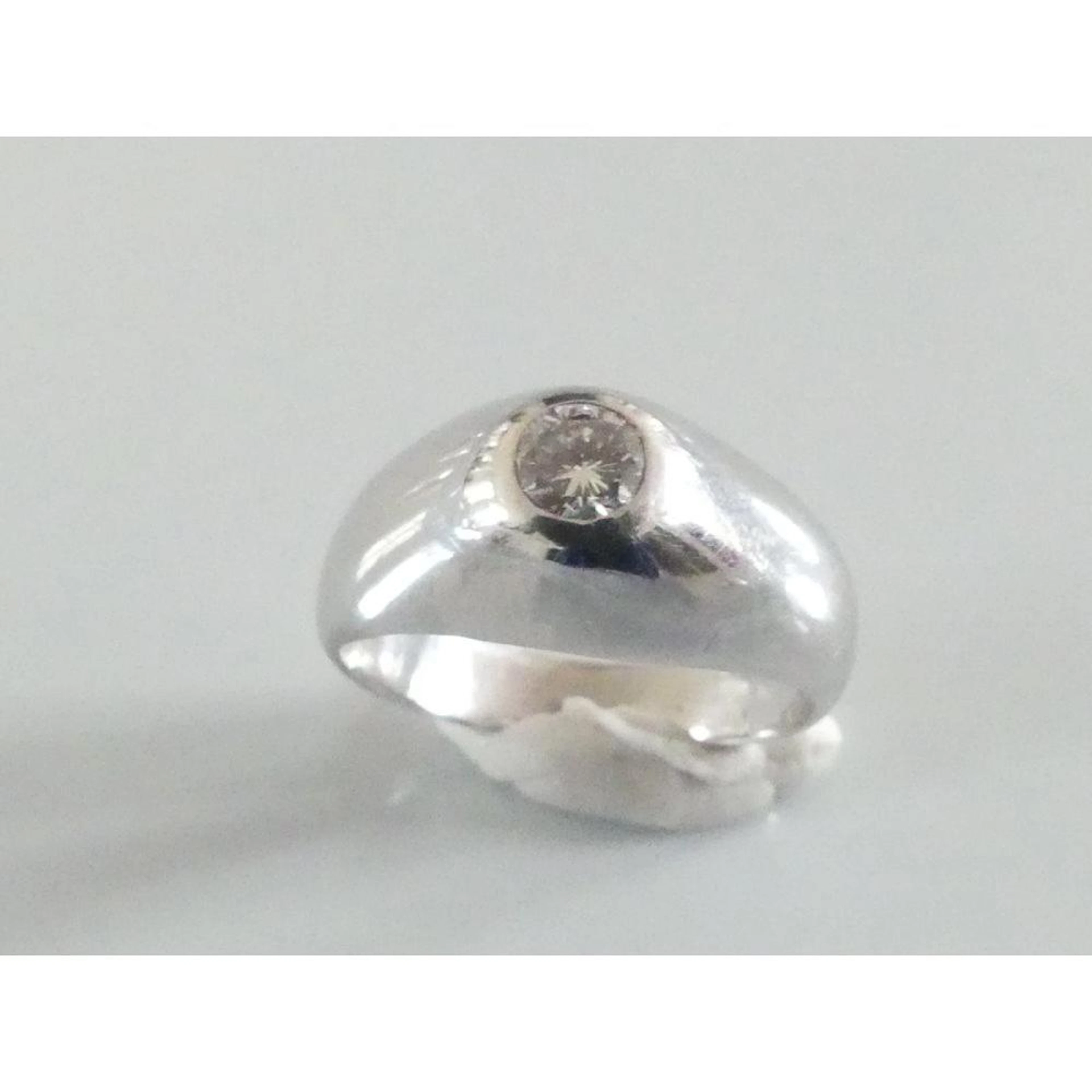 BAGUE jonc en or blanc 750°/°° serti clos d?un diamant de 0ct20 env